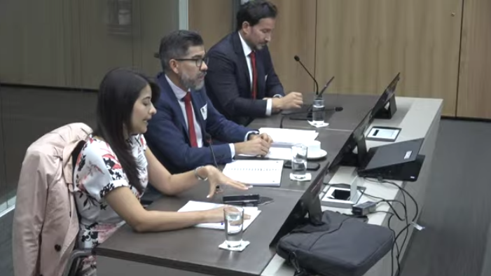 26/07/2022. Los representantes de Uccaeep, Jéssica Gómez, Jorje Luis Araya y Marco Durante, comparecen en la comisión de Sociales del Congreso. Foto: captura de pantalla.