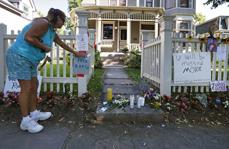 Santuario. La casa donde se grabó la serie Mork & Mindy , famosa en los años 80, se llenó de flores, velas y emotivos mensajes para el fallecido intérprete. AP.