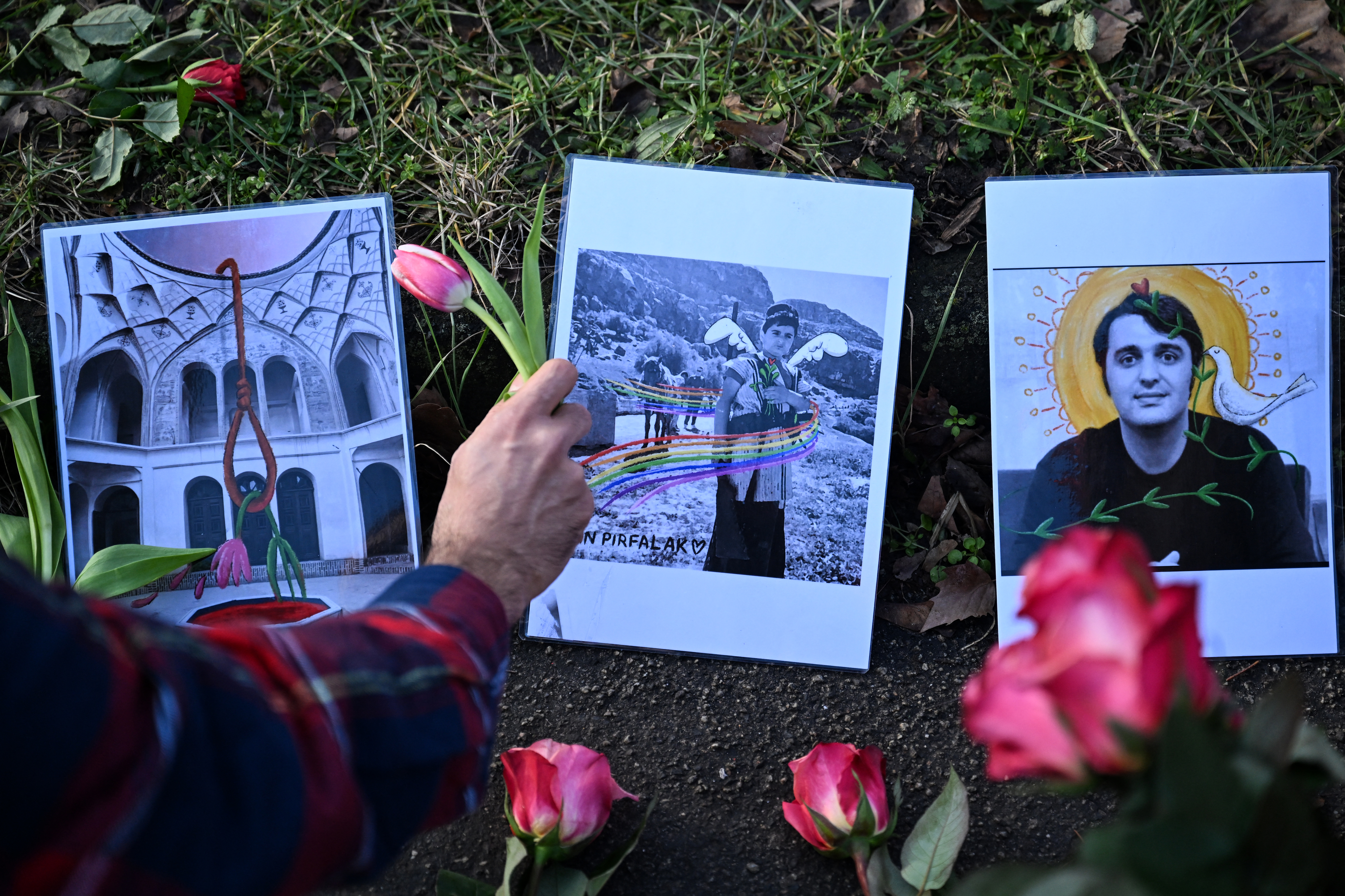 Un hombre deposita una flor frente al Consulado de los EE. UU. durante una protesta contra el régimen iraní, en Fráncfort del Meno, en el oeste de Alemania