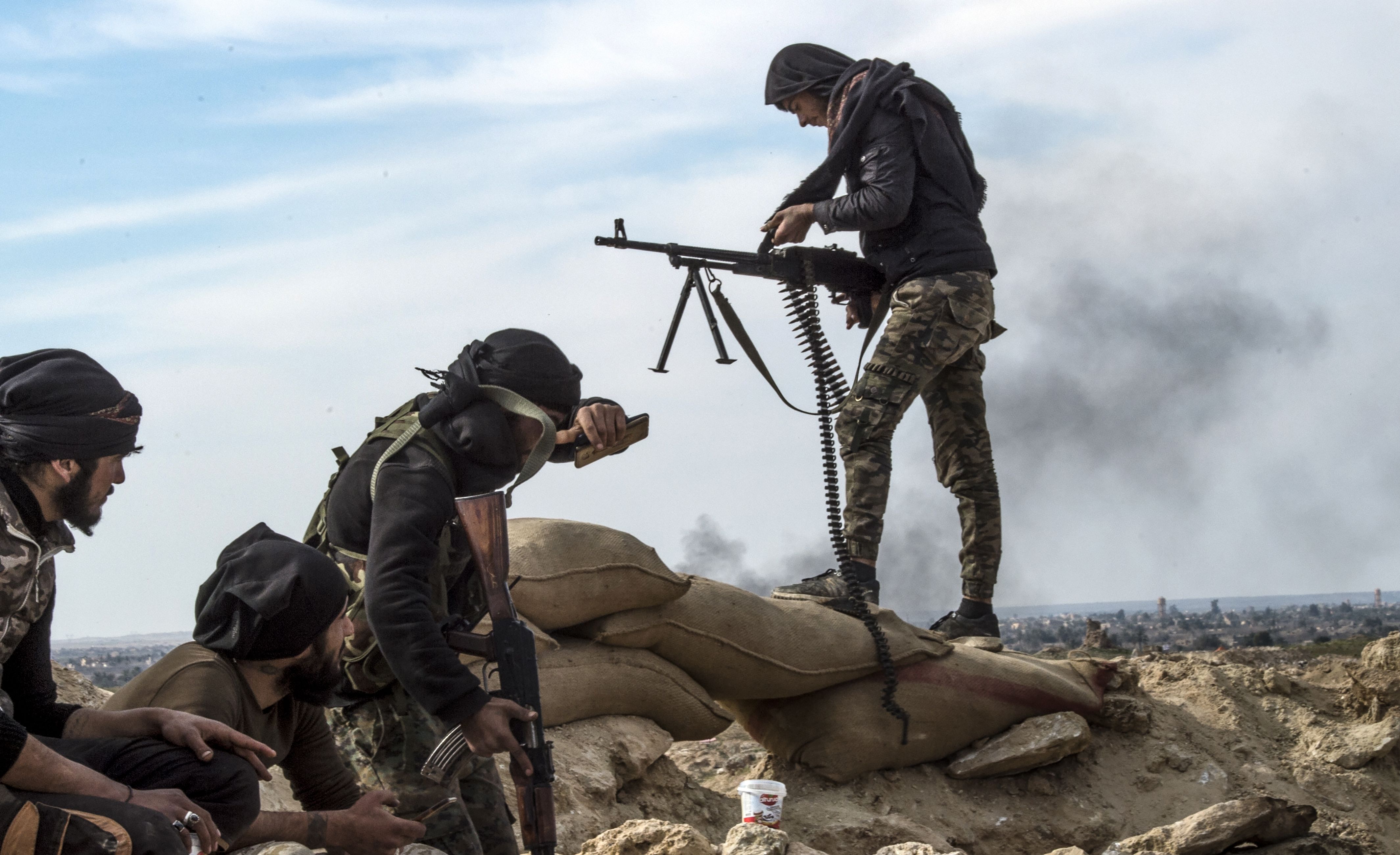 Combatientes con las Fuerzas Democráticas Sirias (SDF) respaldados por Estados Unidos mantienen su posición durante una operación para expulsar a los yihadistas del grupo del Estado Islámico, el 13 de febrero del 2019. Foto: AFP