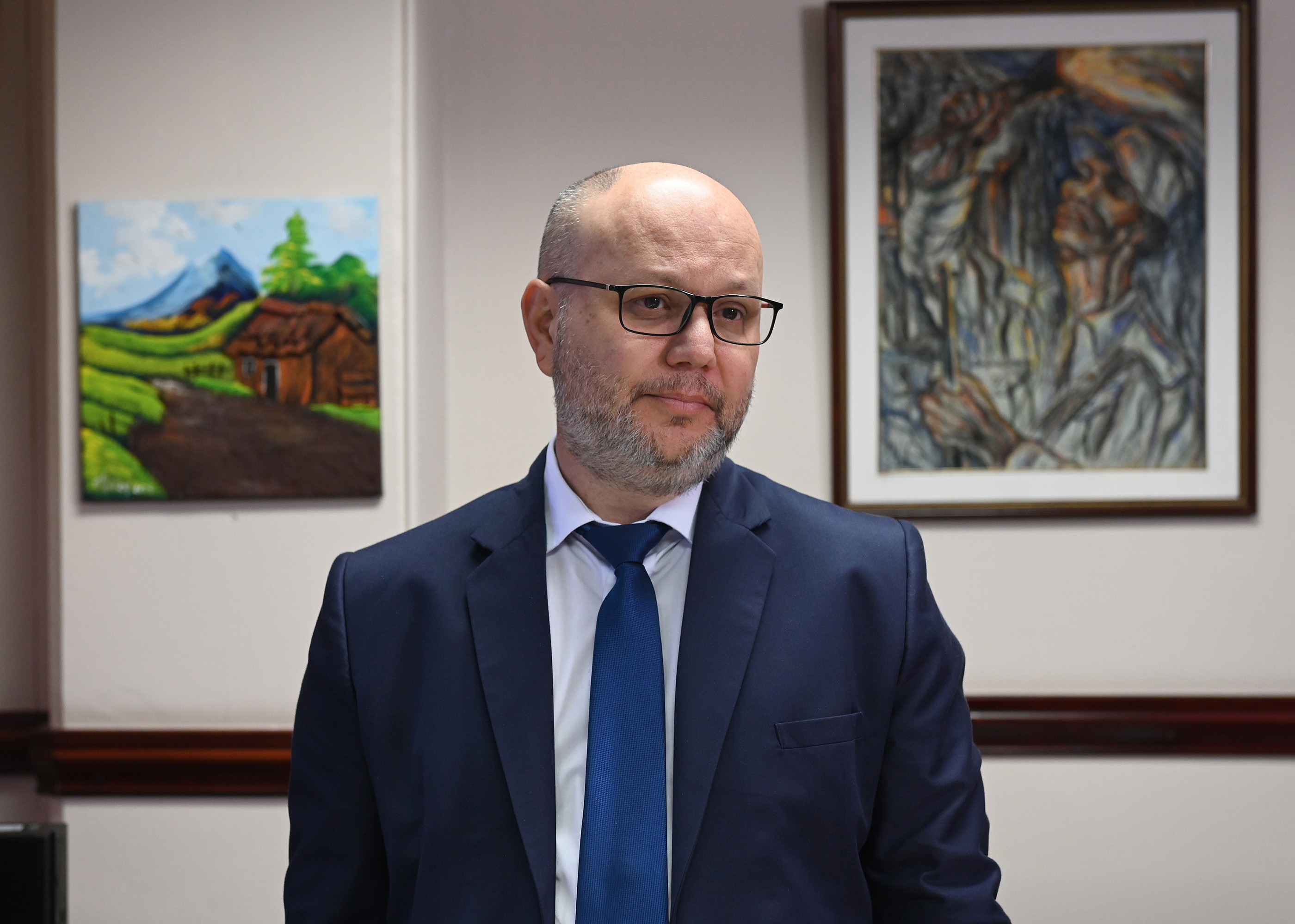 28 de abril del 2022. Ministerio de Seguridad. Retratos al ministro de Seguridad Michael Soto quién finaliza su gestión a cargo de esa cartera de gobierno. Documental fotográfico del proceso de transición del ministro actual al próximo ministro. En la foto: Michael Soto posa en su oficina que ya está casi vacía pues ha empacado la mayoría de sus cosas personales. Foto: Albert Marín para la Nación.