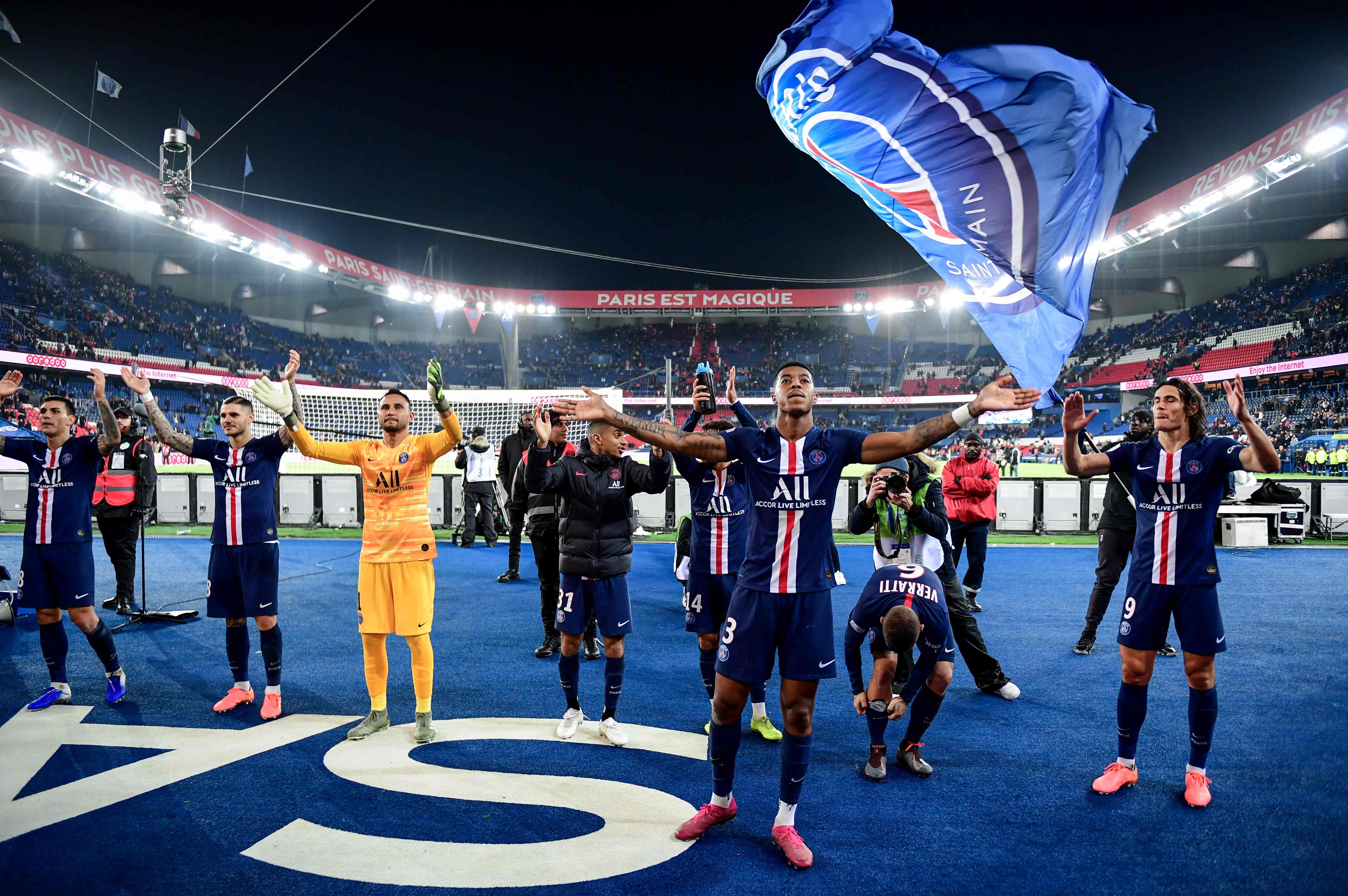 (FromL) Paris Saint-Germain's Argentine midfielder Leandro Paredes, Paris Saint-Germain's Argentine forward Mauro Icardi, Paris Saint-Germain's Costa Rican Keylor Navas, Paris Saint-Germain's French defender Colin Dagba, Paris Saint-Germain's Spanish defender Juan Bernat, Paris Saint-Germain's French defender Presnel Kimpembe, Paris Saint-Germain's Italian midfielder Marco Verratti, Paris Saint-Germain's Uruguayan forward Edinson Cavani at the end of the French L1 football match between Paris Saint-Germain (PSG) and Olympique de Marseille (OM) at the Parc des Princes stadium in Paris on October 27, 2019. (Photo by MARTIN BUREAU / AFP)