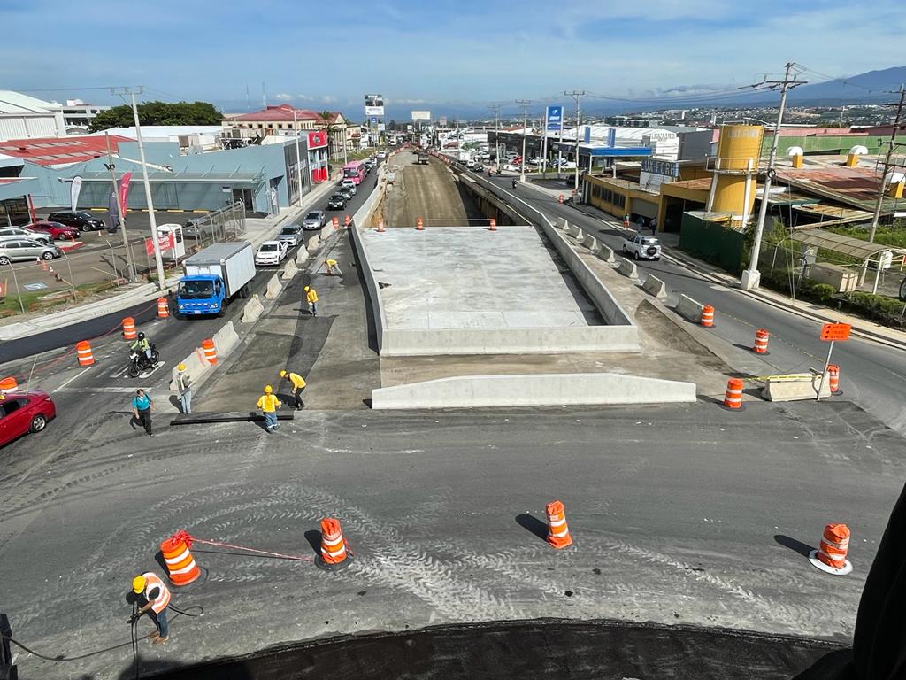 La intersección a tres niveles está en construcción en La Uruca, es la fase uno de Circunvalación norte. Foto: Rafael Pacheco