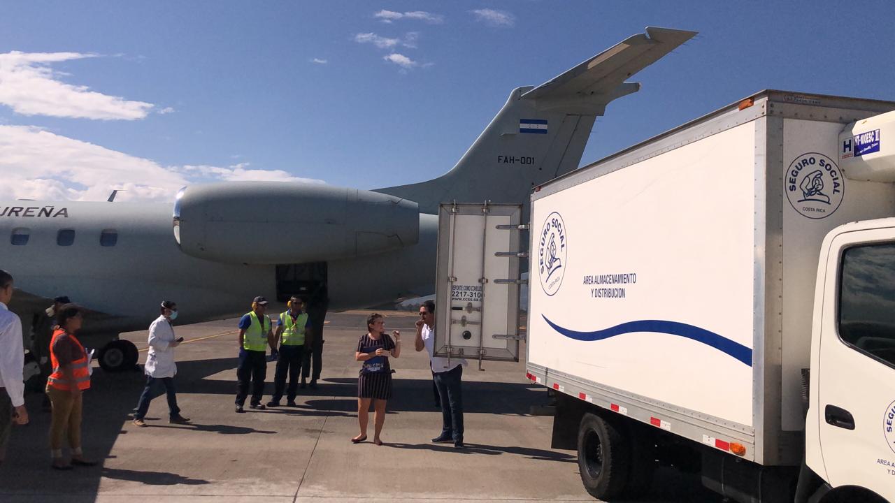 La donación de las pruebas de diagnóstico de covid-19 llegaron al país esta mañana vía aérea. Foto: Cortesía Cancillería.