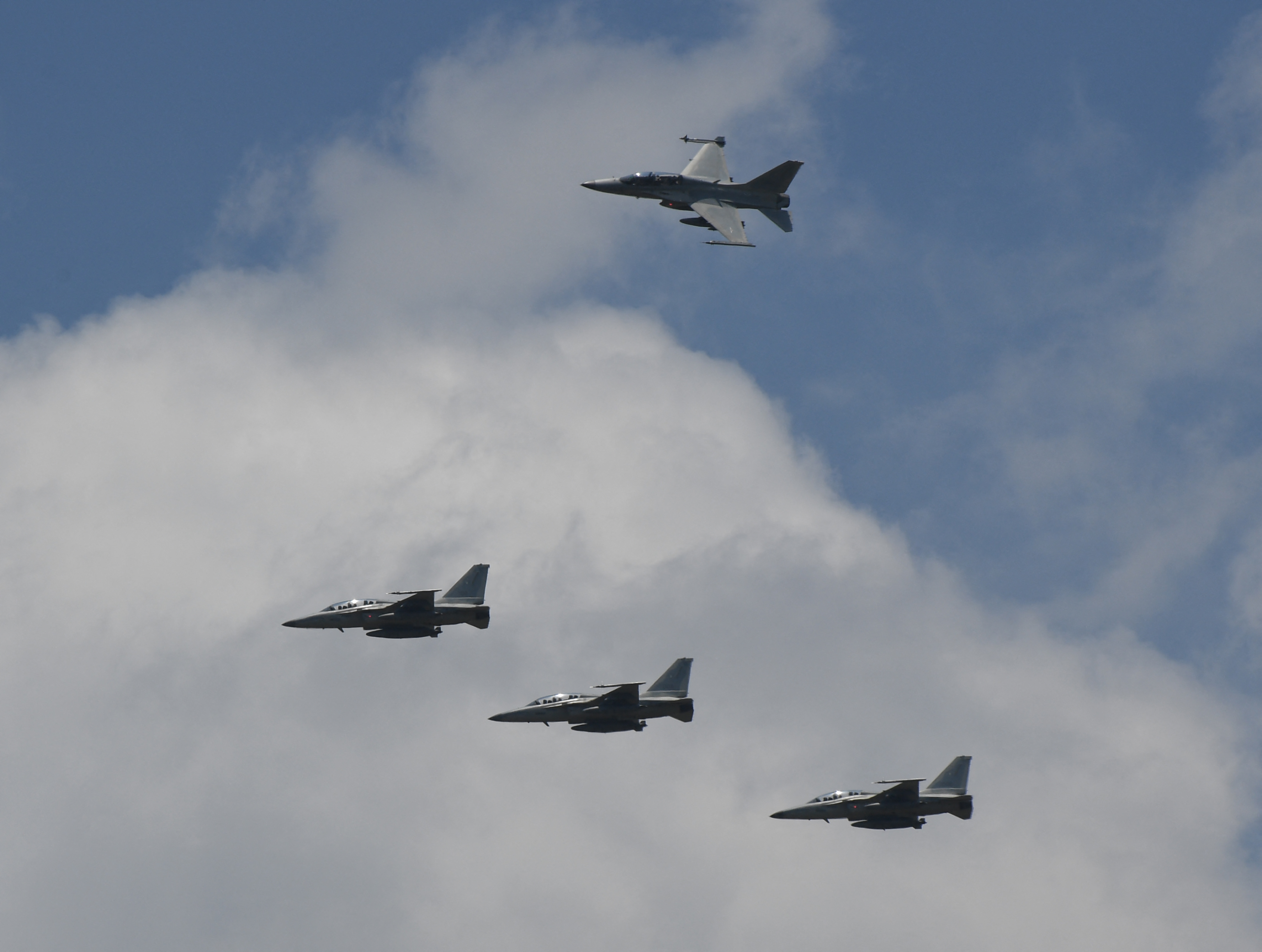Bélgica y Noruega prometieron proporcionar más aviones F-16 a Ucrania para fortalecer su defensa contra la agresión rusa.