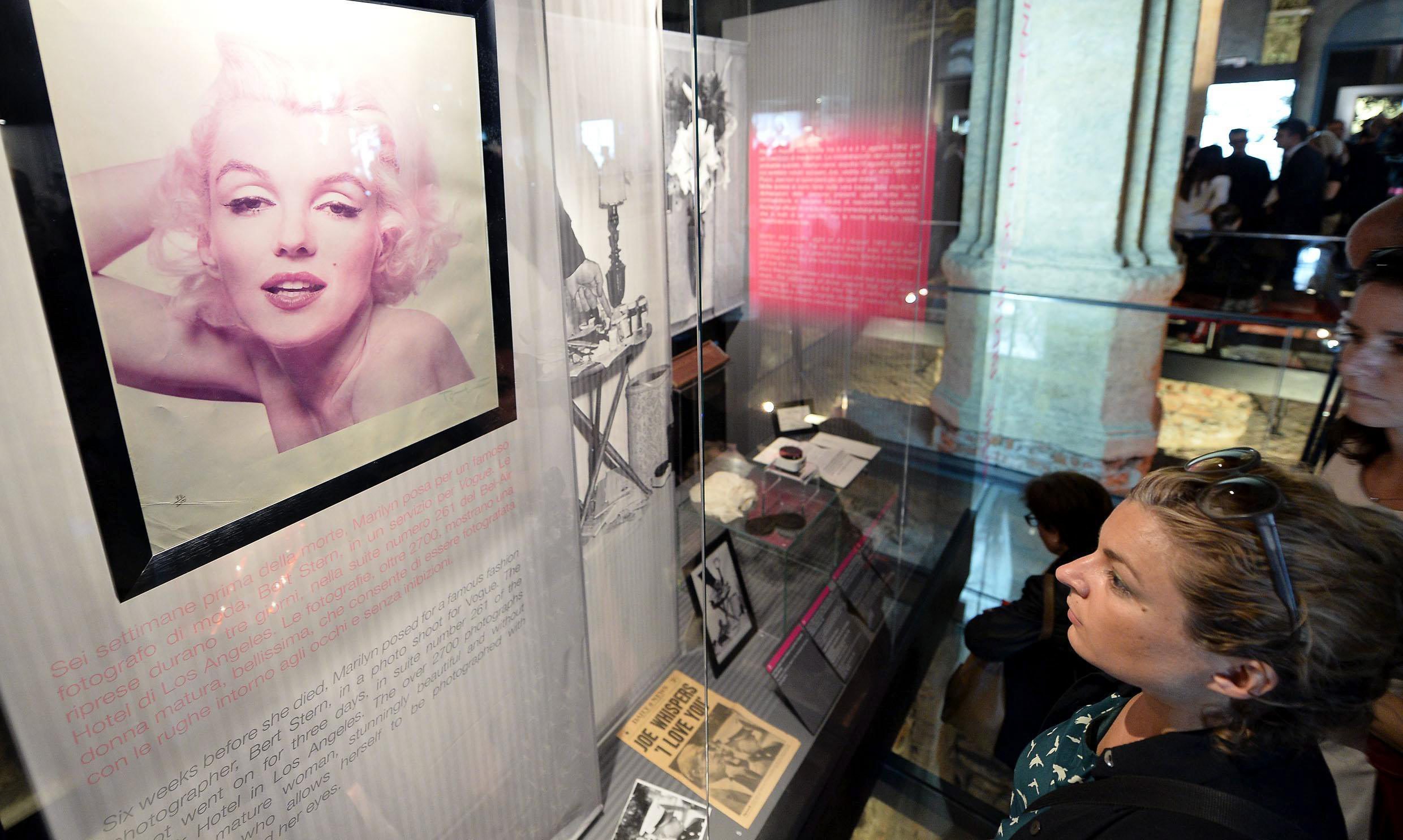 Varias personas visitan la exposición 'Marylin Monroe. La mujer tras el mito' sobre la vida detrás de las cámaras de la actriz estadounidense celebrada en el Palacio Madama de Turín, Italia.