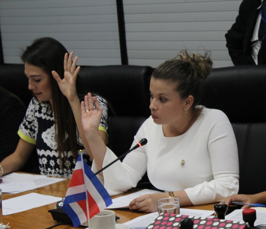 María José Corrales, del PLN, y Xiomara Rodríguez, de Restauración, votaron a favor el dictamen del proyecto para poner topes a las pensiones de lujo. Rodríguez preside el foro que analiza ese asunto. Foto: Cortesía PRN.