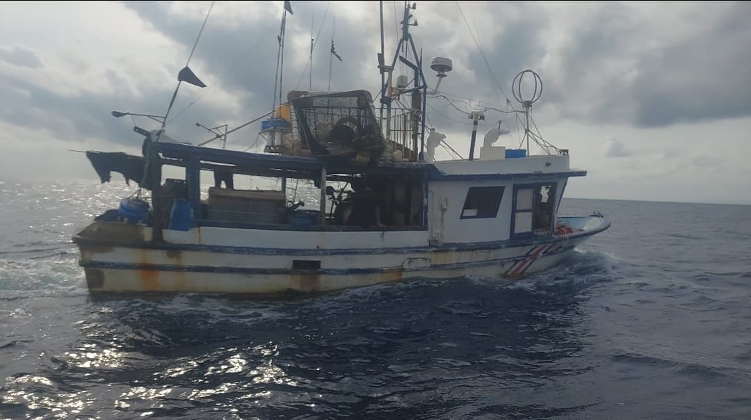 El 23 de abril del 2023, esta embarcación registrada en Puntarenas fue sorprendida por Guardacostas a 180 kilómetros de Cabo Blanco con 1.246 kilos de cocaína en las hieleras donde se supone que llevarían el pescado. Foto cortesía del Ministerio de Seguridad Pública.