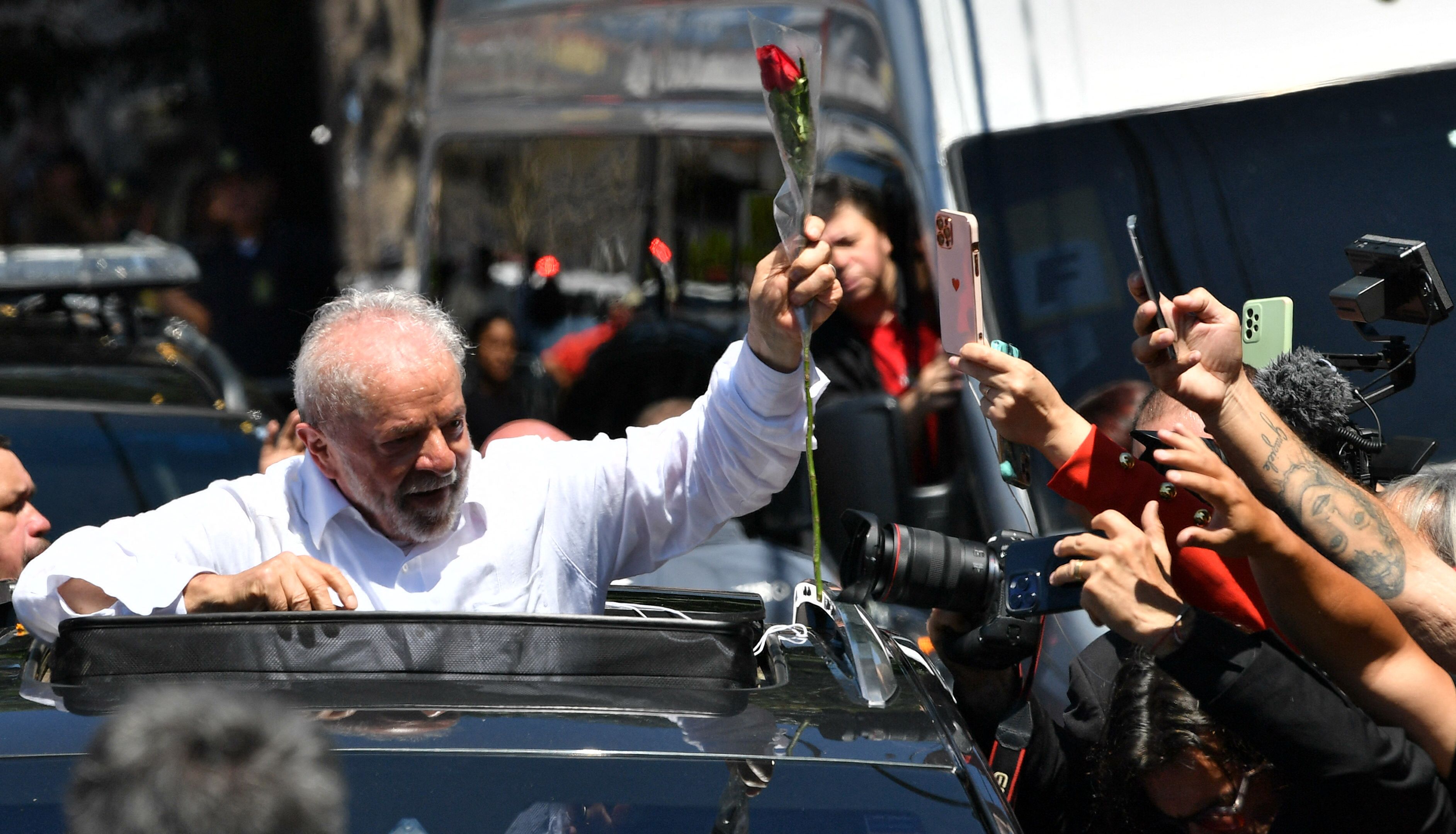 Brazilian former President (2003-2010) and candidate for the leftist Workers Party (PT) Luiz Inacio Lula da Silva holds a rose he was given while leaving the polling station during the presidential run-off election, in Sao Paulo, Brazil, on October 30, 2022. - After a bitterly divisive campaign and inconclusive first-round vote, Brazil elects its next president in a cliffhanger runoff between far-right incumbent Jair Bolsonaro and veteran leftist Luiz Inacio Lula da Silva. (Photo by NELSON ALMEIDA / AFP)