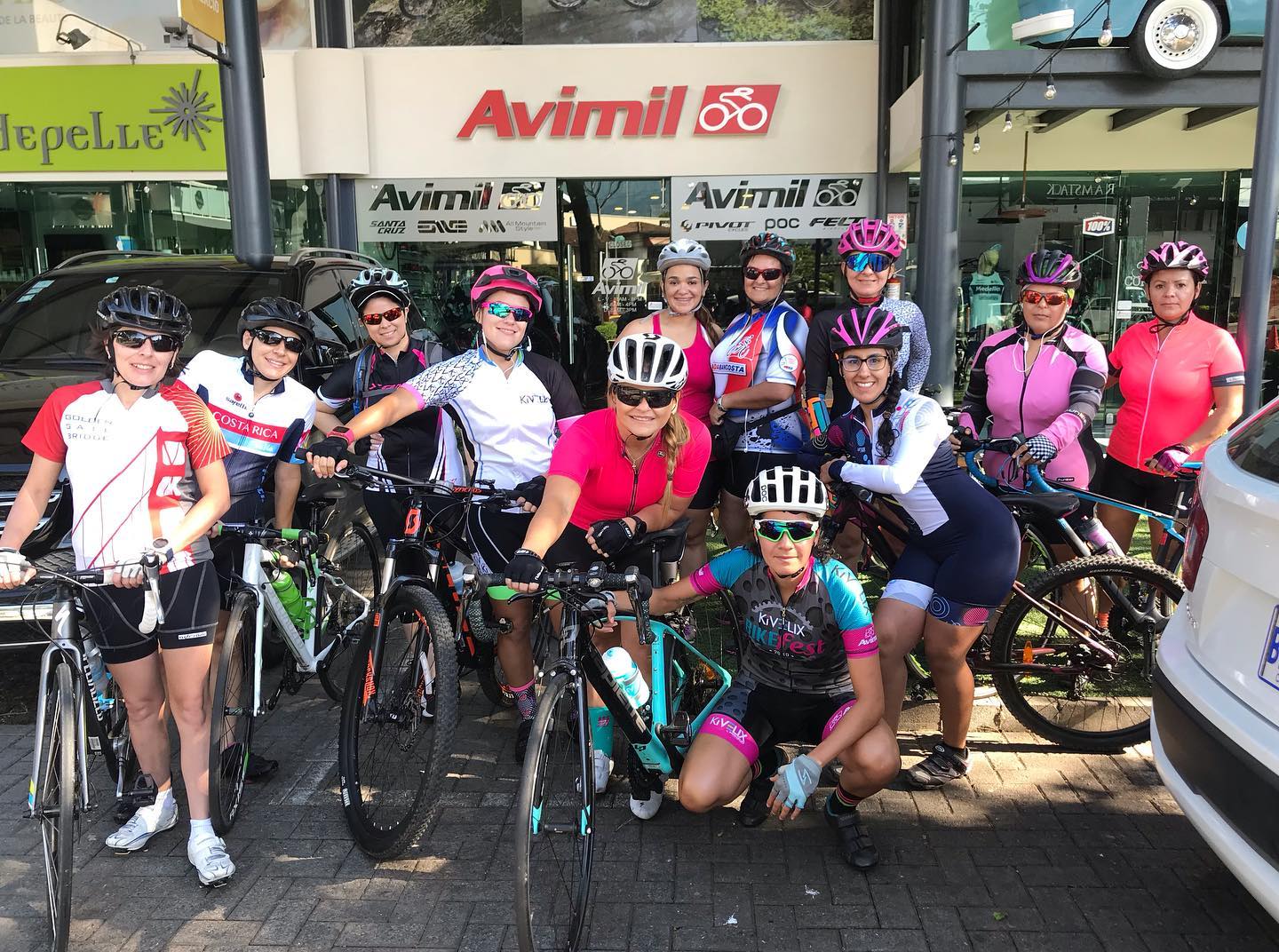 Kivelix organiza entrenamientos en grupo para acompañar a mujeres en la práctica del ciclismo. Foto: Cortesía Kivelix