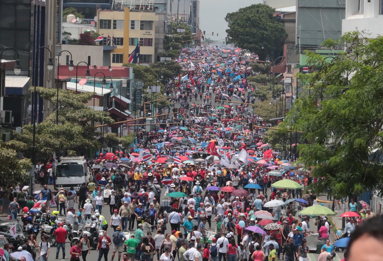 Arribo de los manifestantes a Cuesta de Moras, en la avenida segunda. Foto Alonso Tenorio.