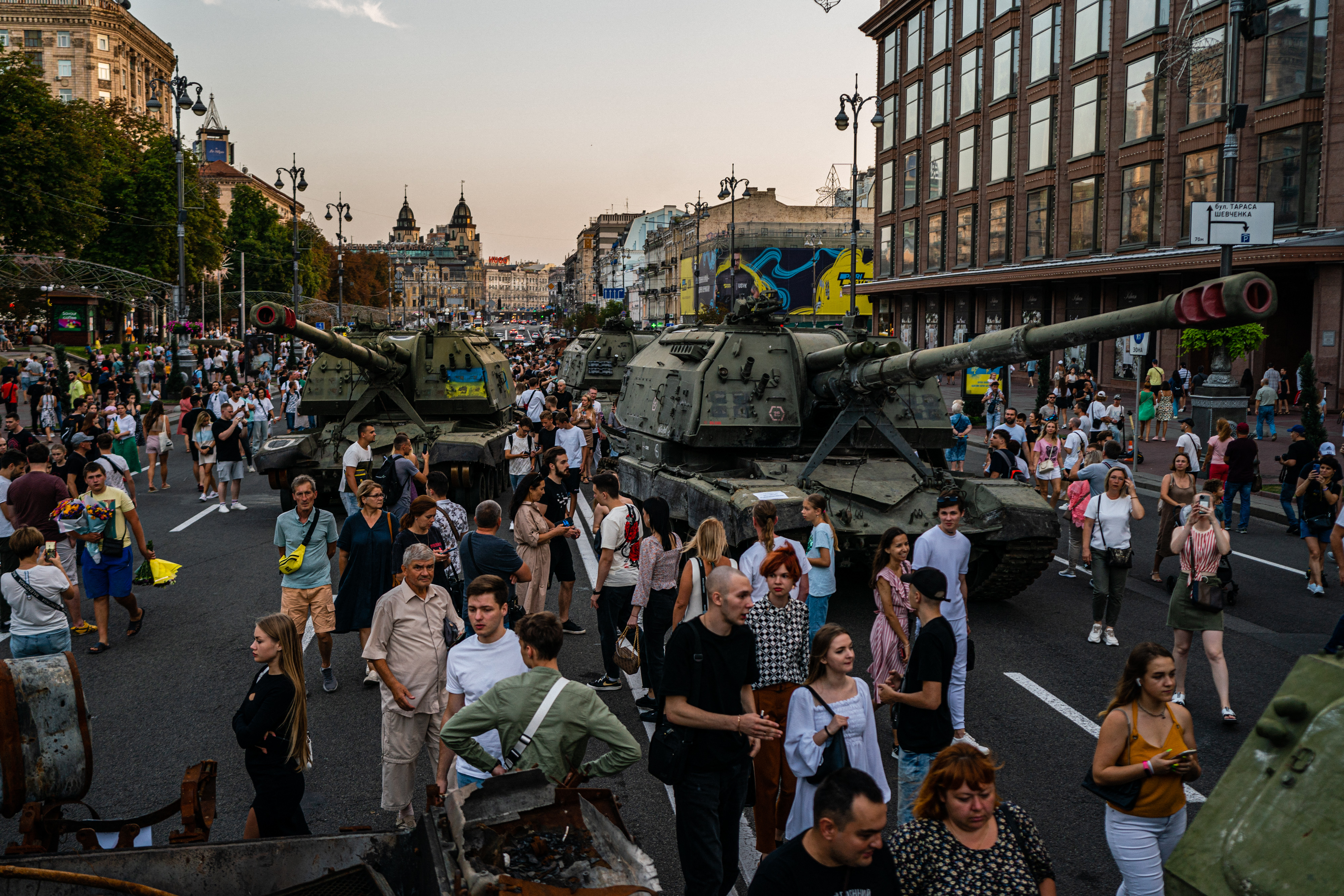 In this photograph taken on August 21, 2022, people look at destroyed Russian military equipment at Khreshchatyk street in Kyiv, that has been turned into an open-air military museum ahead of Ukraine's Independence Day on August 24, amid Russia's invasion of Ukraine. (Photo by Dimitar DILKOFF / AFP)