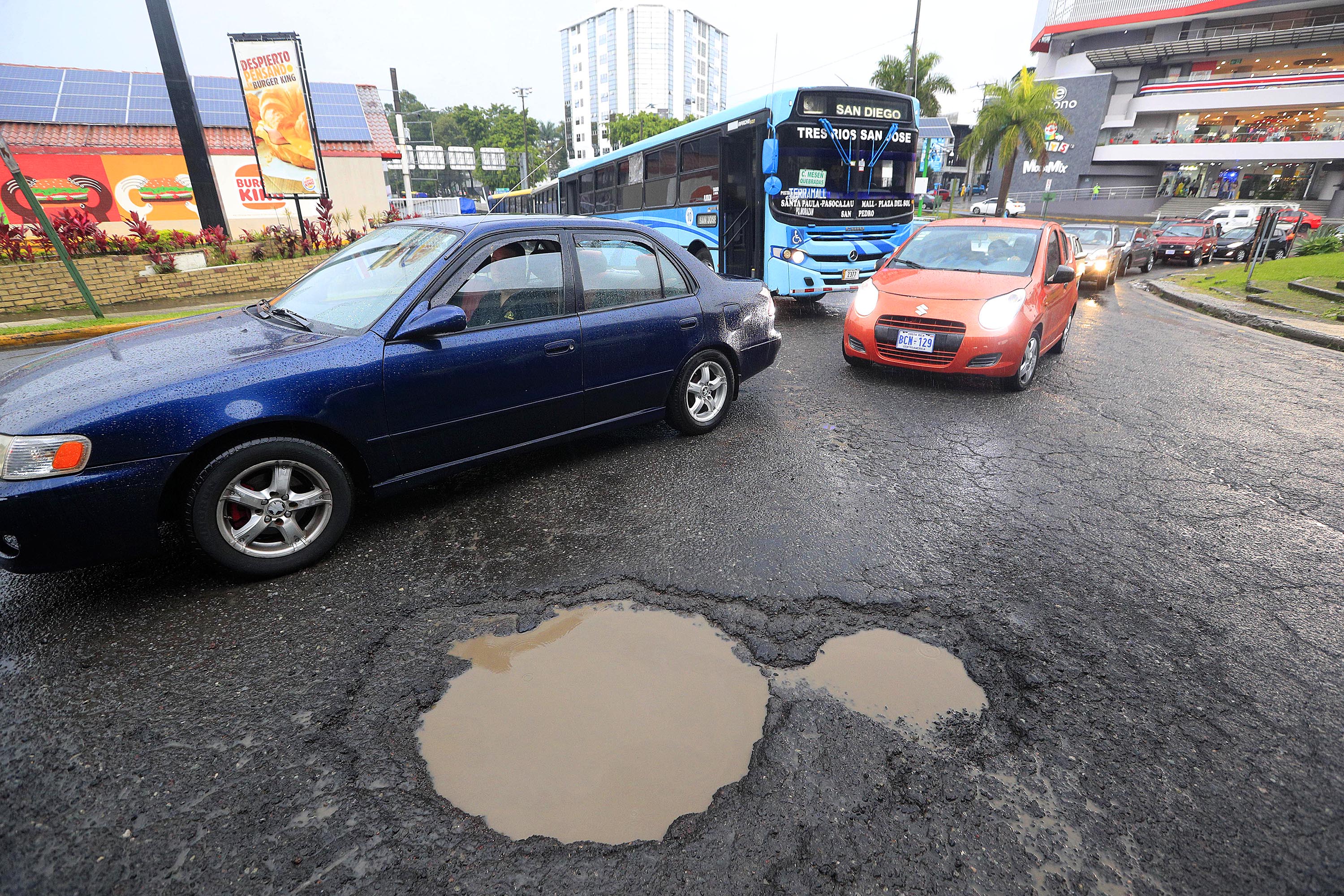 07/09/2021 San Pedro. El abandono en el mantenimiento de la rotonda de Hispanidad es evidente. Vaios huecos hacen fila, el pavimento luce muy deteriorado y la carretera resquebrajada. Foto: Rafael Pacheco Granados