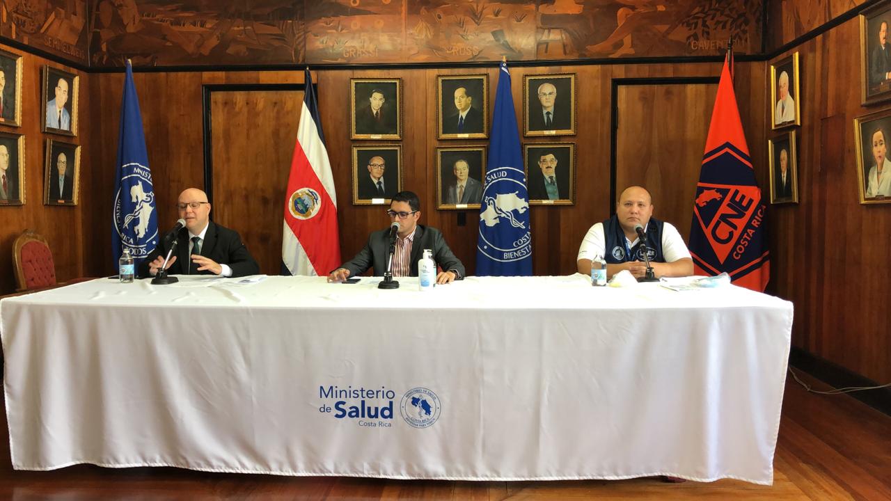 El ministro de Seguridad, Michael Soto, el ministro de Salud Daniel Salas y el gerente médico de la CCSS, Mario Ruiz brindan detalles sobre situación de covid-19 en el país este 8 de abril. Foto: Ministerio de Salud.
