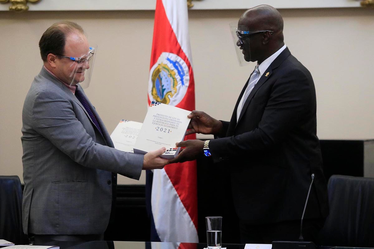 El ministro de Hacienda, Elian Villegas, entrega el presupuesto ordinario del 2021 al presidente de la Asamblea Legislativa, Eduardo Cruickshank. Foto: Rafael Pacheco.
