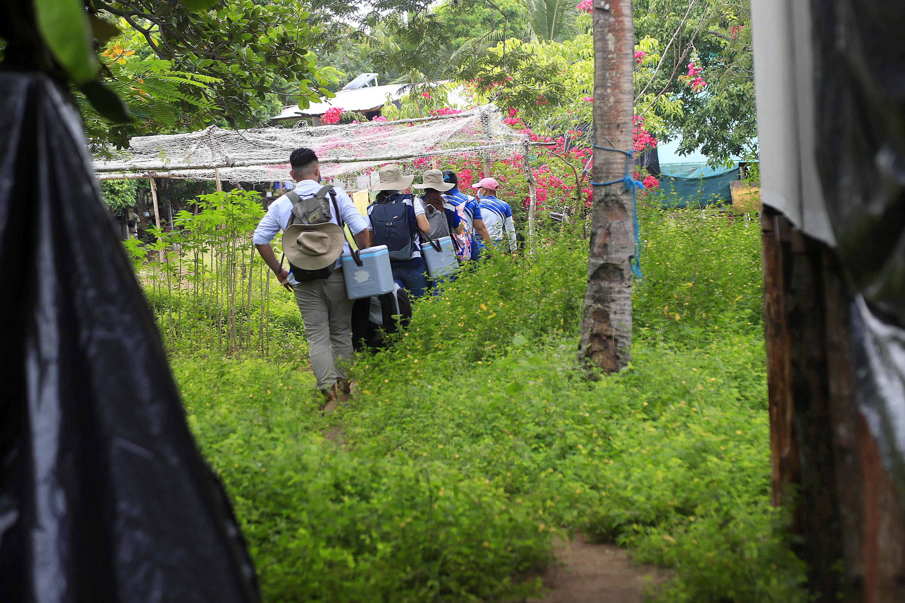 04/11/2022 Islita, Puntarenas. Esta pequeña isla es una de las zonas con menor vacunación contra covid-19. Doctores, enfermeros y Asistentes Técnicos de Atención Primaria (ATAPs) llegaron hasta la comunidad y visitaron casa por casa para convencer a los habitantes de que se aplicaran las vacunas.