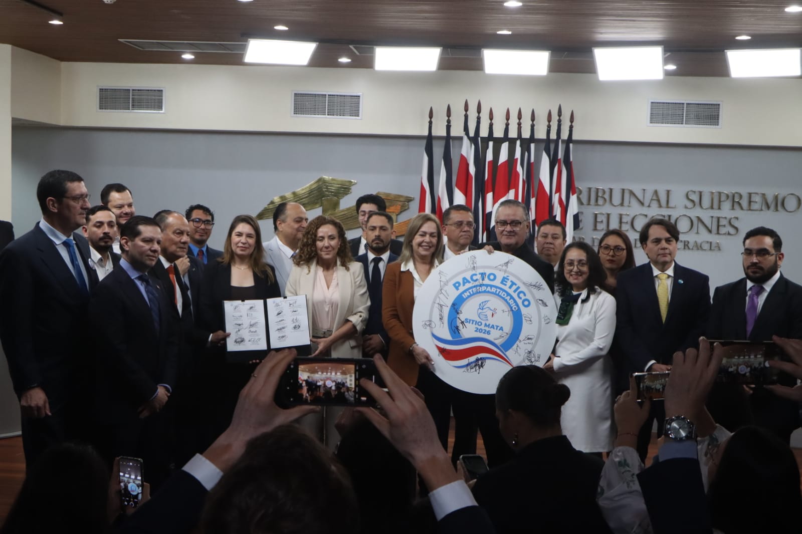 20 agrupaciones políticas firmaron el Pacto Ético Interpartidario en la sede del TSE.