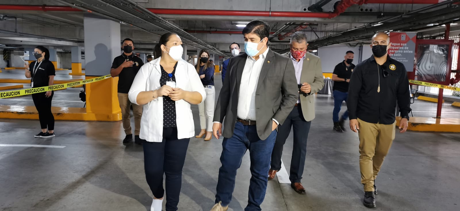 Carlos Alvarado visita vacunatorio de Desamparados. Lo acompañan Nazira Leal, coordinadora de vacunación del Área de Salud de Desamparados. También Alexander Solís, presidente de la CNE y el viceministro de Salud, Pedro González. Foto: Rebeca Madrigal