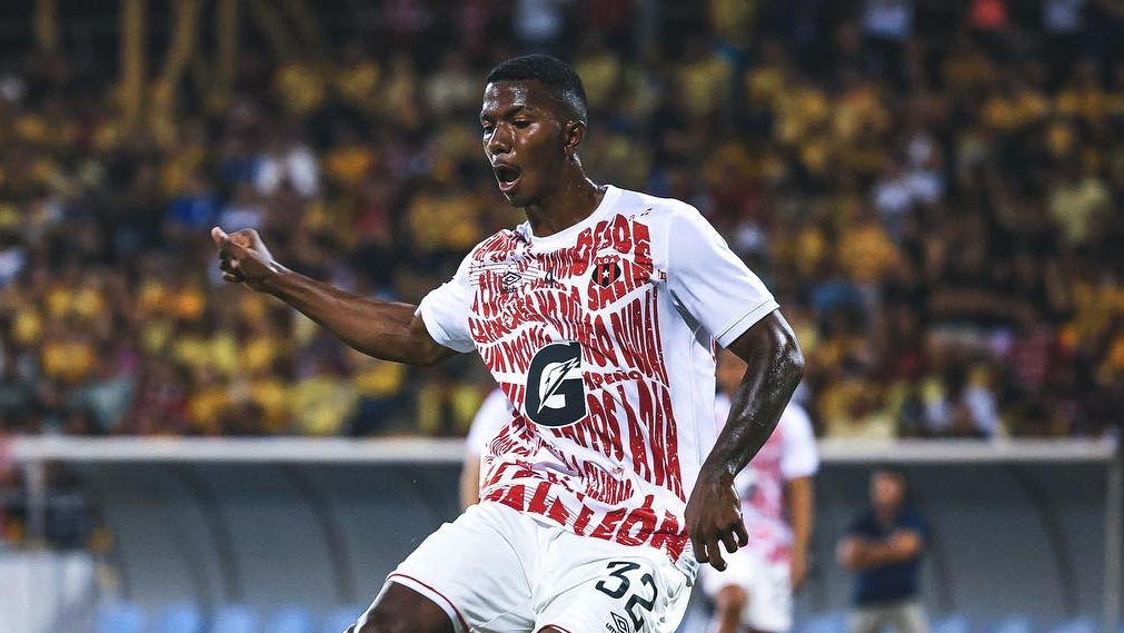Jeyland Mitchell entró en convocatoria por primera vez con el primer equipo de Liga Deportiva Alajuelense el 26 de marzo. Ese día jugó contra Liberia y a partir de ahí se volvió inamovible con Alexandre Guimaraes.