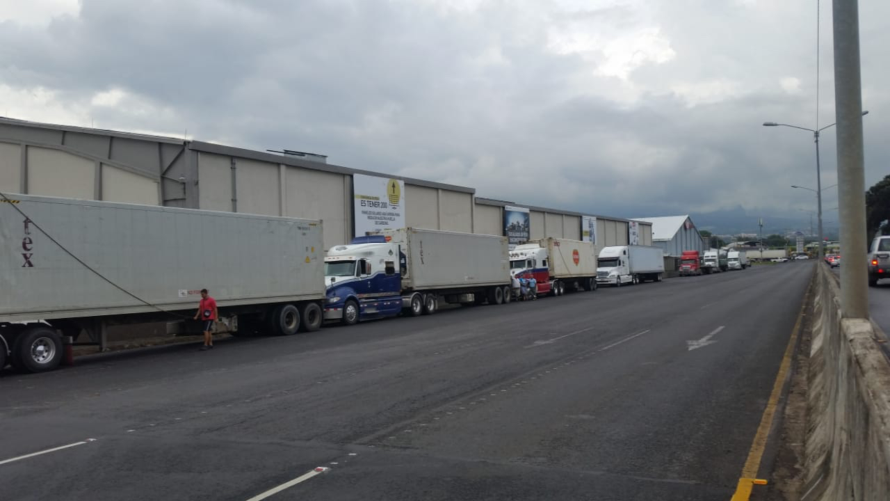 11/09/2018. Fotos de traileres esperando en las cercanías de las instalaciones de la Liga de la Caña en La Uruca por la restricción vehícular. Son fotos de un trabajo de fin de semana sobre el robo de furgones que solo el año pasado hubo 178 casos.
Fotos de Marco Marín