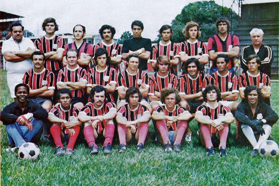 La tradicional fotografía de presentación del primer equipo. Corre el año de 1973. De pie: Manuel Arévalo (directivo), Ricardo González, Mario “Chalazo” Vega, Álvaro “Yaco” Sánchez, Manuel “Tencha” Solano, Gerardo “Lalo” Chavarría, Rolando Villalobos, Teodoro Obregón (paraguayo) y José Etchegoyen (DT uruguayo). En la segunda fila: Bernardo “Manotas” Delgado, Juan José Gámez, Alfredo “Chatillo” Piedra, Wálter Elizondo, José María Agüero, Alfonso Estupiñán, Roy Saénz y Javier Jiménez. En primera fila: Roberto Tyrrel, Eduardo Castillo, Óscar Emilio Cordero, Óscar Solera, Enrique “Quique” Vásquez, José Cubero y Olman Ramírez.