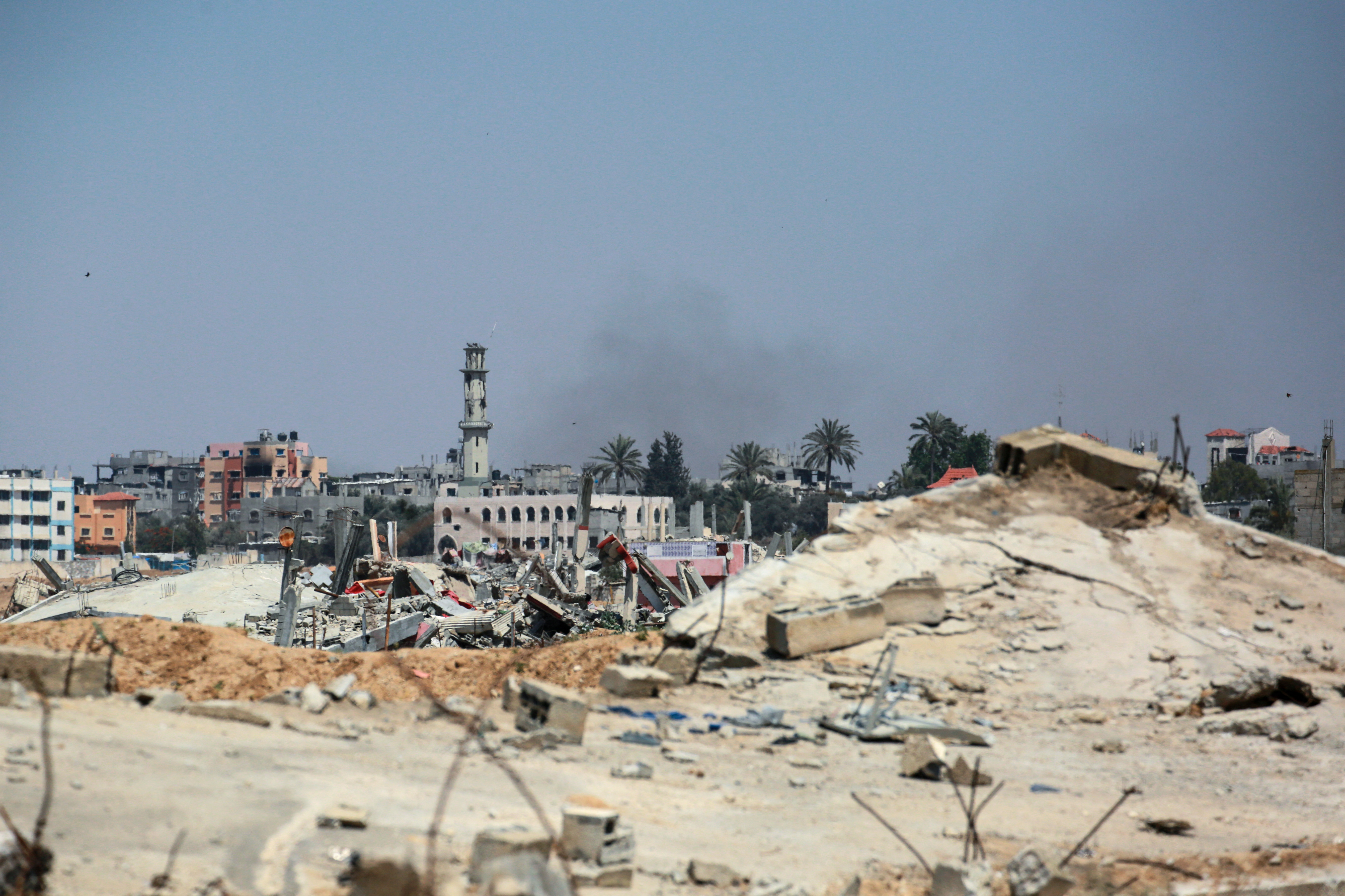 La oenegé Médicos Sin Fronteras (MSF) informó que el centro recibió al menos 70 muertos y más de 300 heridos desde el martes, en su mayoría mujeres y niños, debido a bombardeos israelíes en las zonas centrales de la Franja de Gaza.