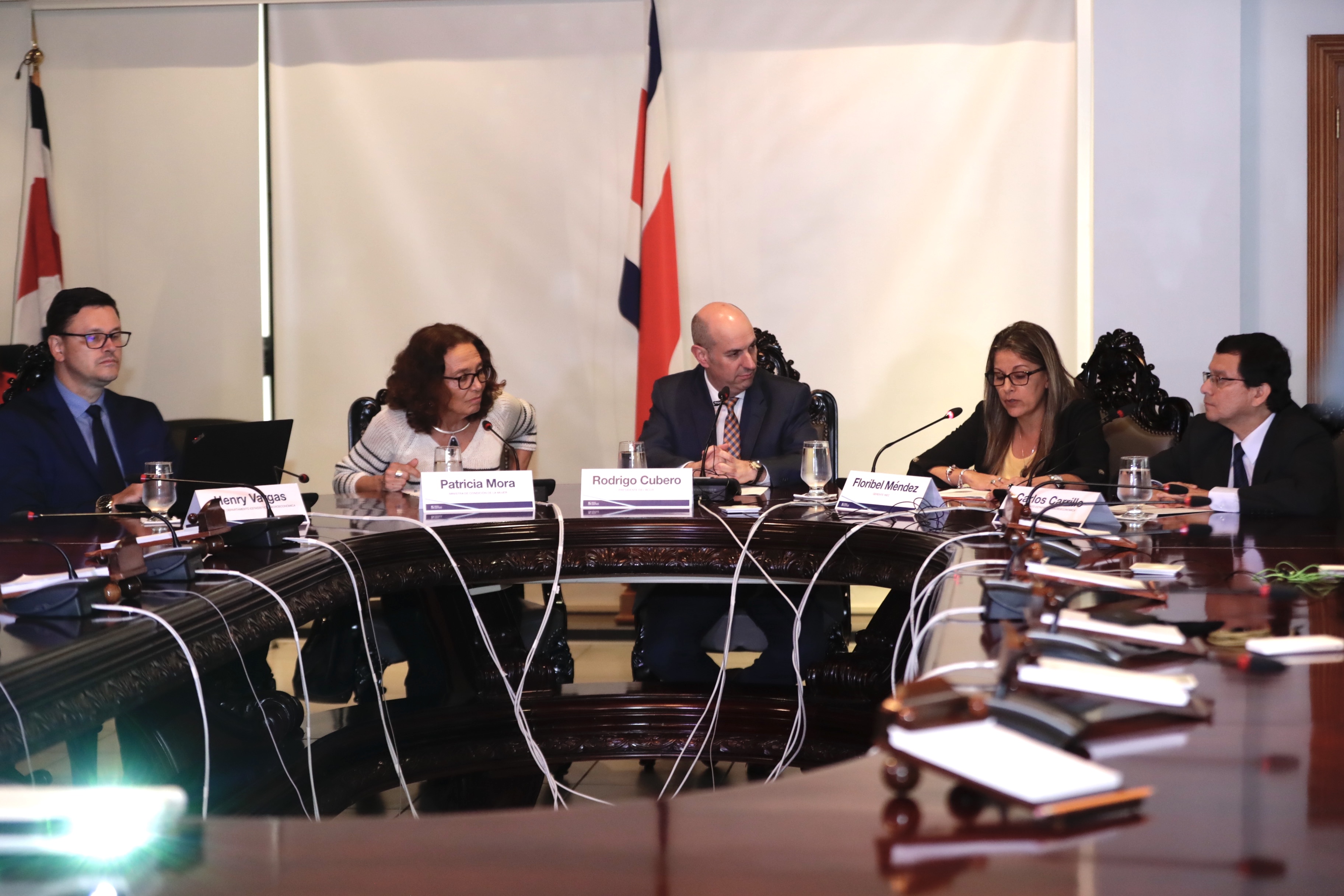 11/10/2019, San José, Banco Central, conferencia de prensa del banco central y otras entidades para hablar sobre el Trabajo Doméstico No Remunerado. En la mesa principal Henry Vargas director del departamento de estadística macroeconómica, Patricia Mora del INAMU, Rodrigo Cubero presidente del banco central, Floribel Méndez gerente del INEC y Carlos Carrillo del departamento de macroeconomía. Fotografía José Cordero