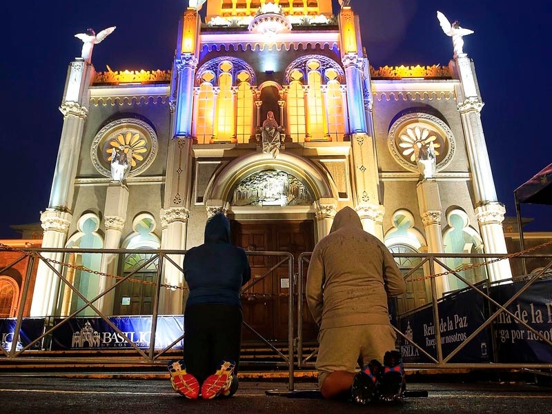 26/07/2020. Cartago. A pesar de la orden sanitaria de mantenerse en casa, algunas personas se han acercado a la Basílica de Los Ángeles, desacatando la recomendación de la Iglesia católica de seguir las celebraciones religiosas de manera virtual. Aunque en pequeña cantidad, se trata sobre todo de vecinos que, aprovechando el fin de semana largo, salen a caminar o hacer ejercicio y aprovechan el recorrido para orar un rato frente al Santuario Nacional donde permanece la Virgen de los Ángeles. Foto: Rafael Pacheco
