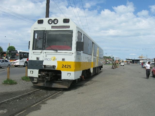 Después de tres días de estar anclado en el puerto de Limón, por fin se dio la bajada de los trenes Apolos que viajaran entre San José y Belén. La descarga fue difícil, ya que el mal tiempo había puesto picado el mar y el fuerte oleaje no permitía el desembarque de los trenes, pero hoy después de tanta espera por fin ya están en el suelo los trenes.