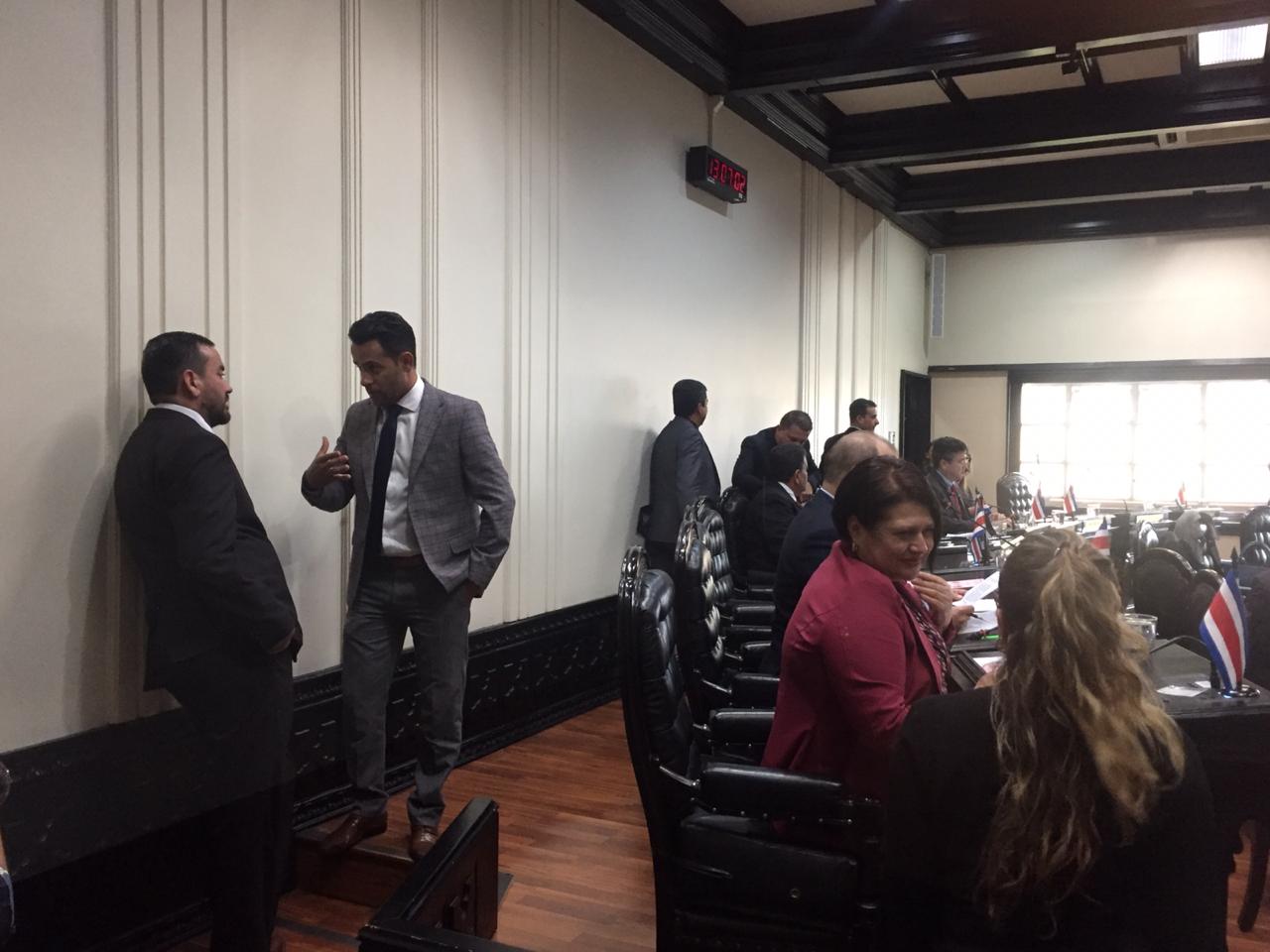 El jefe del PUSC, Erwen Masís, y el líder de los independientes, Jonathan Prendas, conversaron minutos antes de la votación del Reglamento Legislativo. Los socialcristianos terminaron votando a favor de la reforma, los fabricistas se manifestaron en contra. Foto: Aarón Sequeira.
