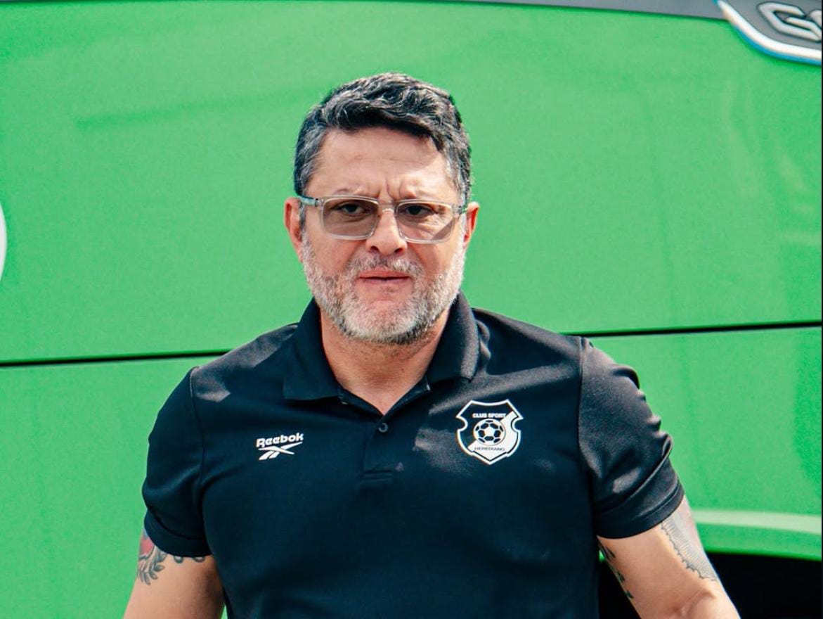 Este es el 11 inicial de Jafet Soto para enfrentar a Pérez Zeledón en un duelo directo por la tabla baja. En la foto, Soto llegando al estadio antes del encuentro.