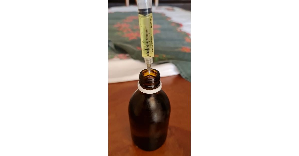 Este es el producto que le suministraron a la familia. El núcleo diluyó cada cinco mililitros del líquido en un litro de agua; tomaban cuatro vasos de la mezcla en la mañana y otros cuatro en la tarde.