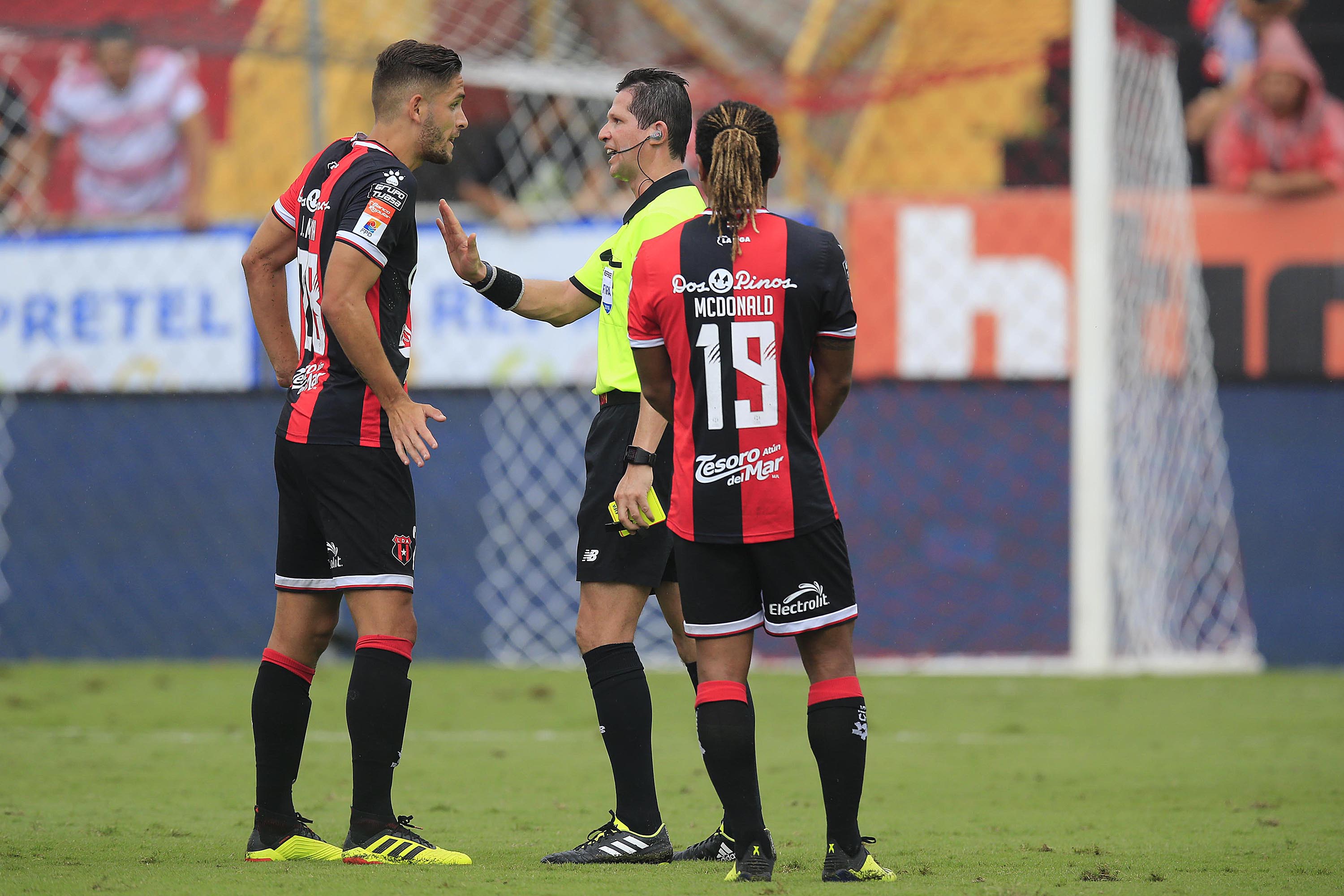 28/10/2018 Estadio Alejandro Morera Soto, Alajuela. La Liga Deportiva Alajuelense recibió a la Asociación Deportiva San Carlos, en partido de la Jornada 19 del Torneo de Apertura 2018. Jonathan McDonald salió expulsado en polemica acción del árbitro Henry Bejarano. Foto: Rafael Pacheco