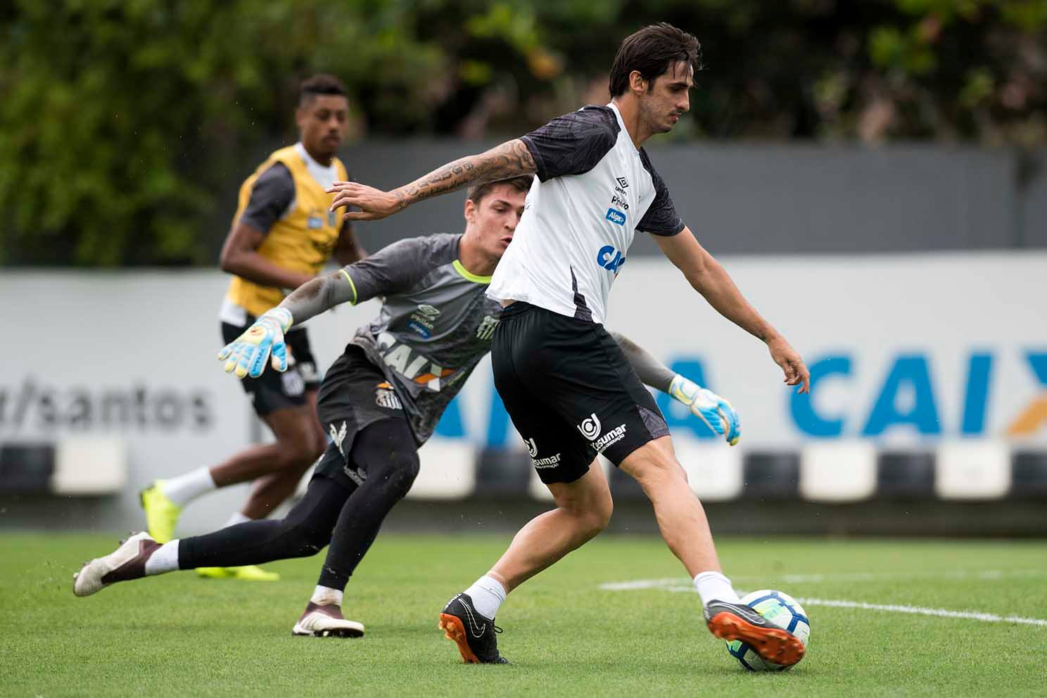 Bryan Ruiz conduce la pelota en un entrenamiento del Santos de Brasil. Fotografía: Facebook del Santos.