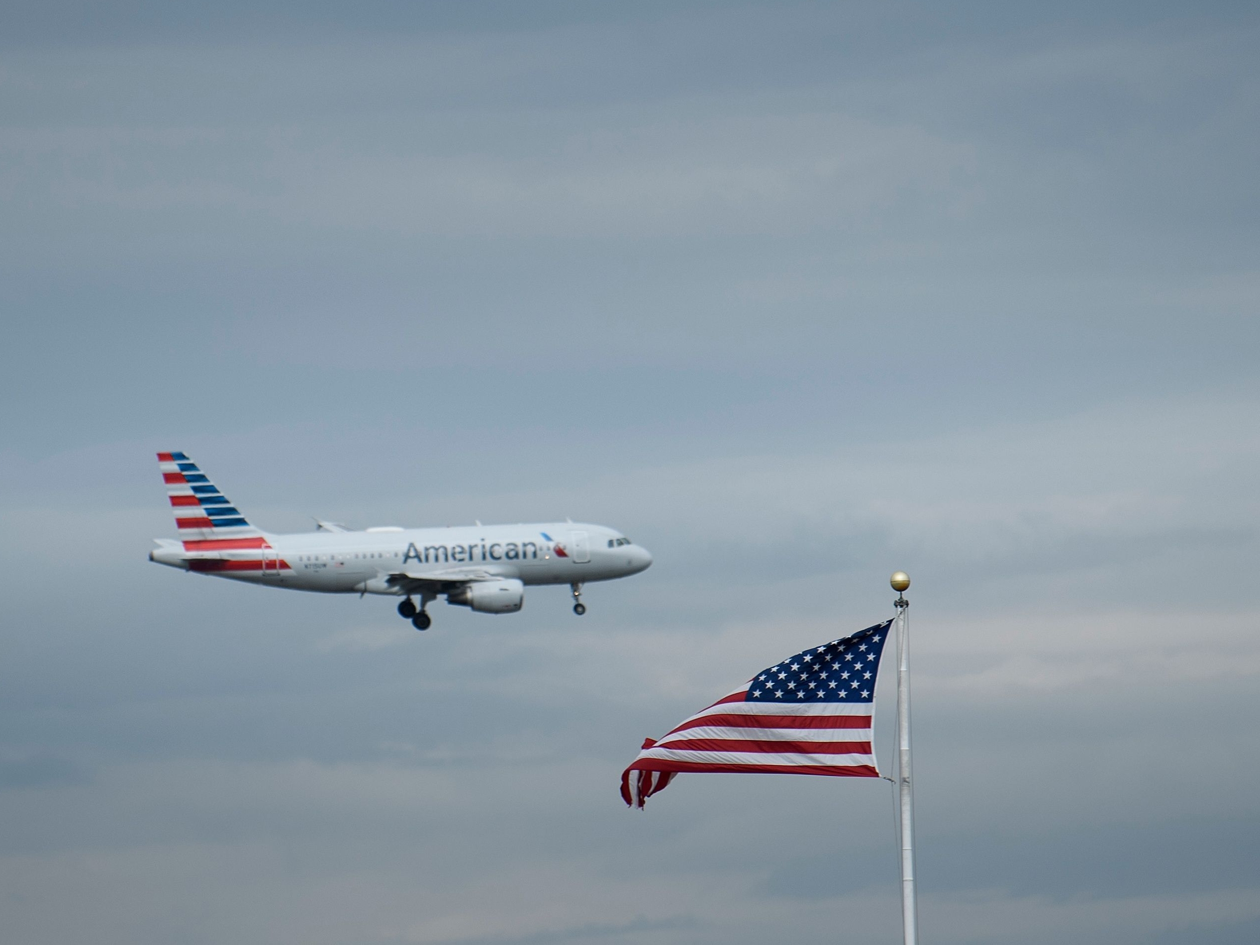 Un avión de American Airlines se acerca al Aeropuerto Nacional Ronald Reagan de Washington, en Arlington, Virginia. Estados Unidos suspendió los servicios aéreos con Venezuela alegando motivos de seguridad. Foto: AFP