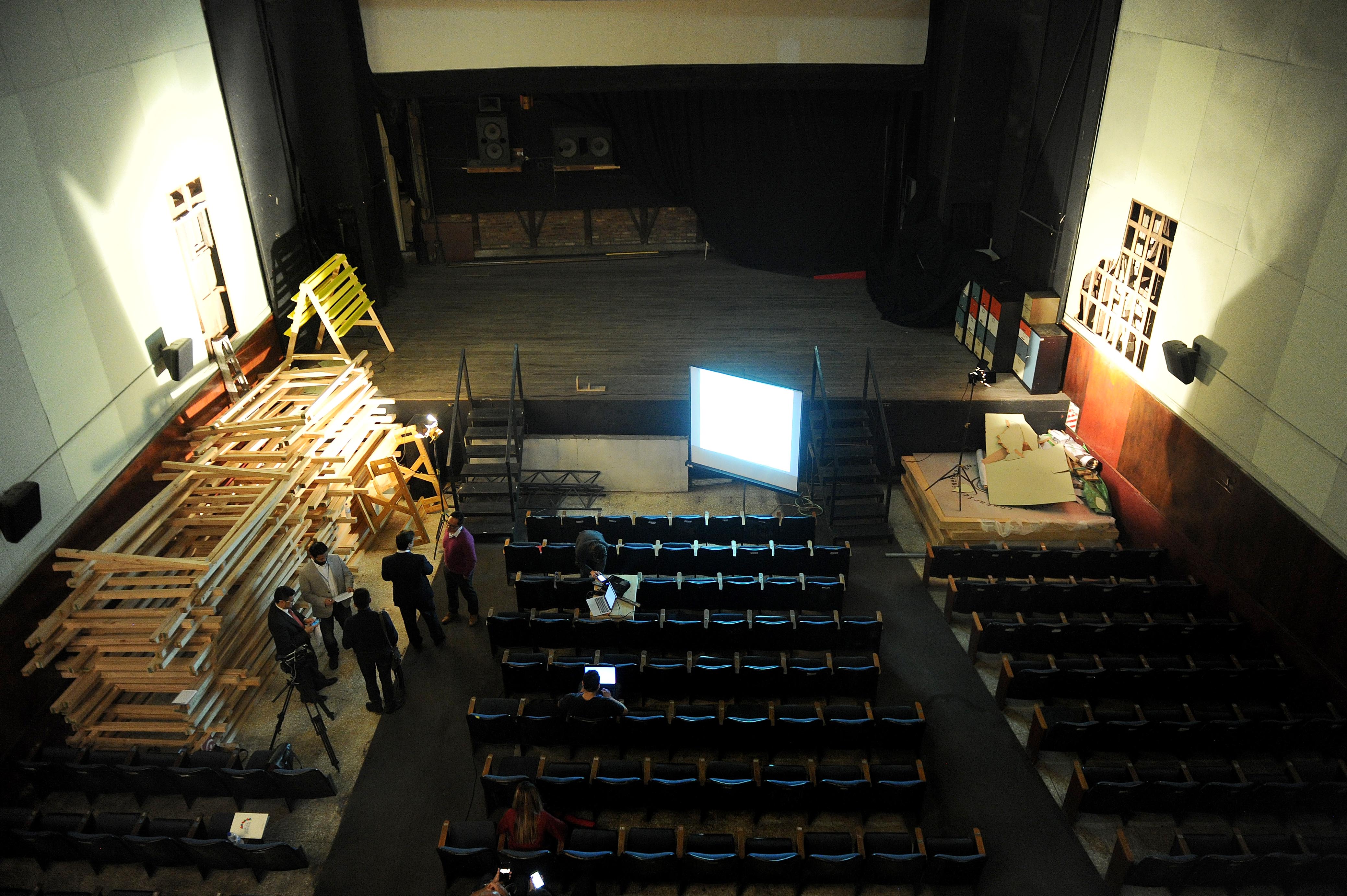 Las paredes del teatro Variedades, hechas de madera, plywood y láminas de zinc, están deterioradas.