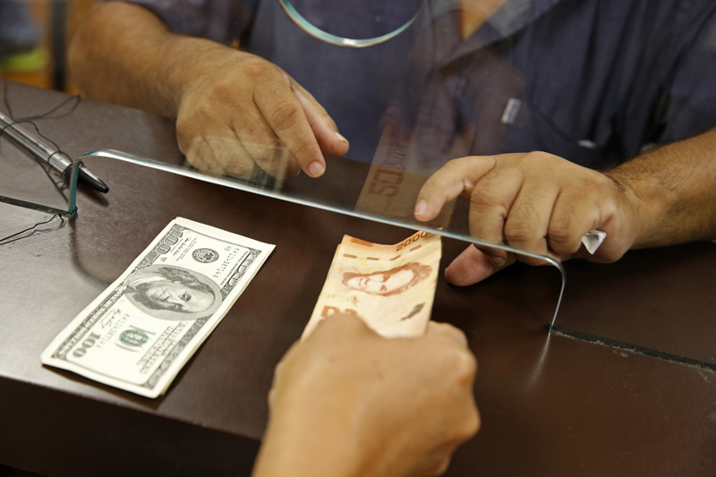 El crédito en dólares reportó a noviembre un lapso de 14 meses seguidos de desaceleración. | MAYELA LÓPEZ