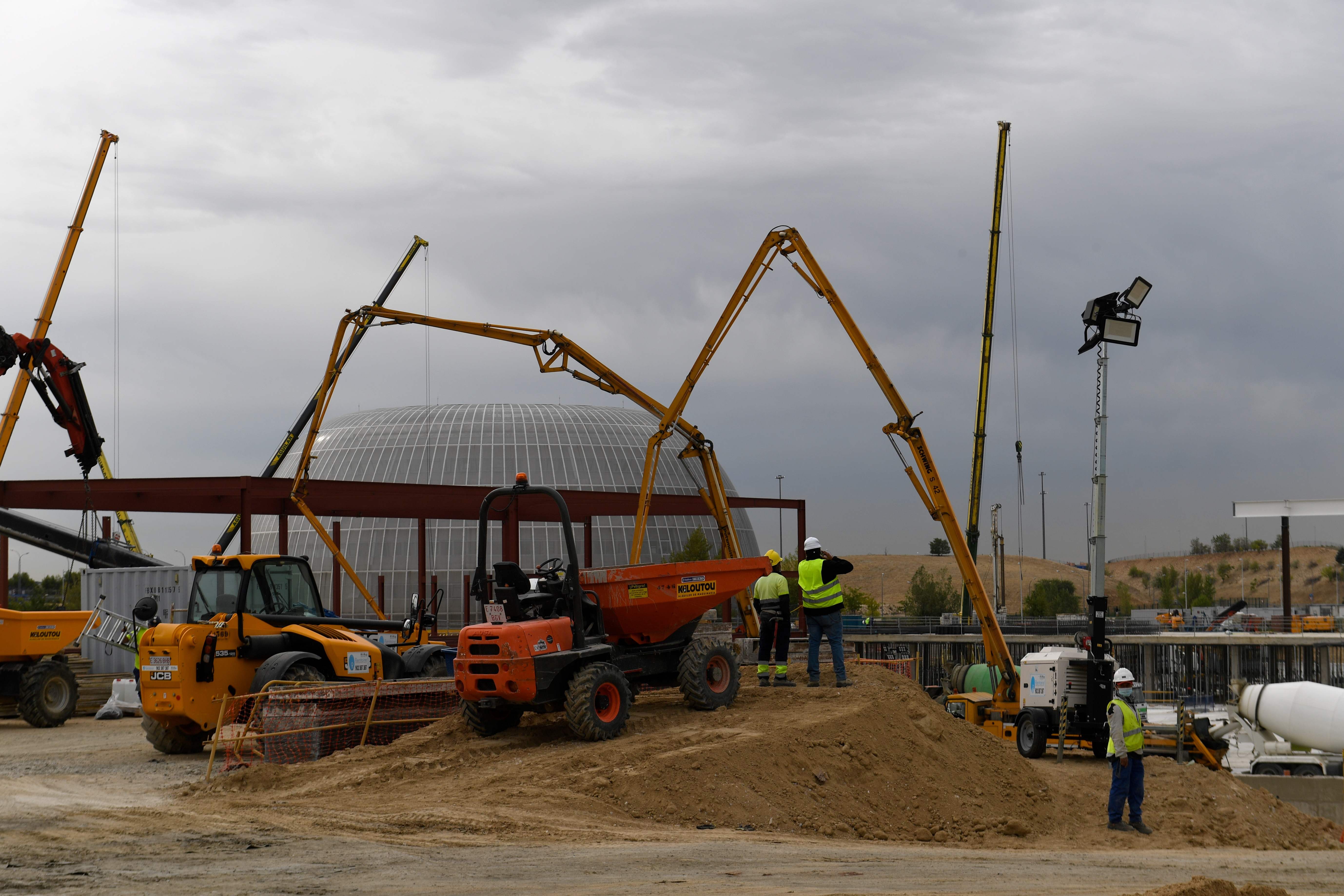 Labourers work at the construction site of a new emergency hospital specialised in pandemics in Valdebebas near Madrid on September 1, 2020. - Spain was one of the hardest-hit countries when the coronavirus struck Europe this year before a strict lockdown helped reduce the outbreak's spread. But infections have surged since the lockdown measures were fully removed at the end of June, especially in Madrid, with the rise in infections often linked to the return of nightlife and social gatherings. (Photo by PIERRE-PHILIPPE MARCOU / AFP)