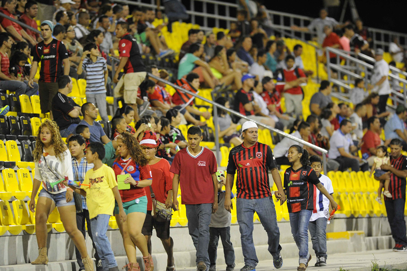 El sector oeste del estadio Edgardo Baltodano de Liberia carece de mallas. Los aficionados tienen la libertad de ingresar al terreno de juego cuando la seguridad no es la adecuada en cada partido que se realiza. | JOHN DURÁN