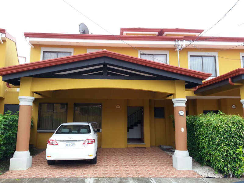 Esta casa en San Rafael de Heredia fue adquirida en $180.000 por una sociedad, en la cual figuran dos detenidos. En Corredores, allanaron la casa de un abogado en la cual decomisó documentación. Uno de los implicados de apellido Castillo lo detuvieron en Guácimo. | OIJ PARA LN, ALFONSO QUESADA Y REINER MONTERO