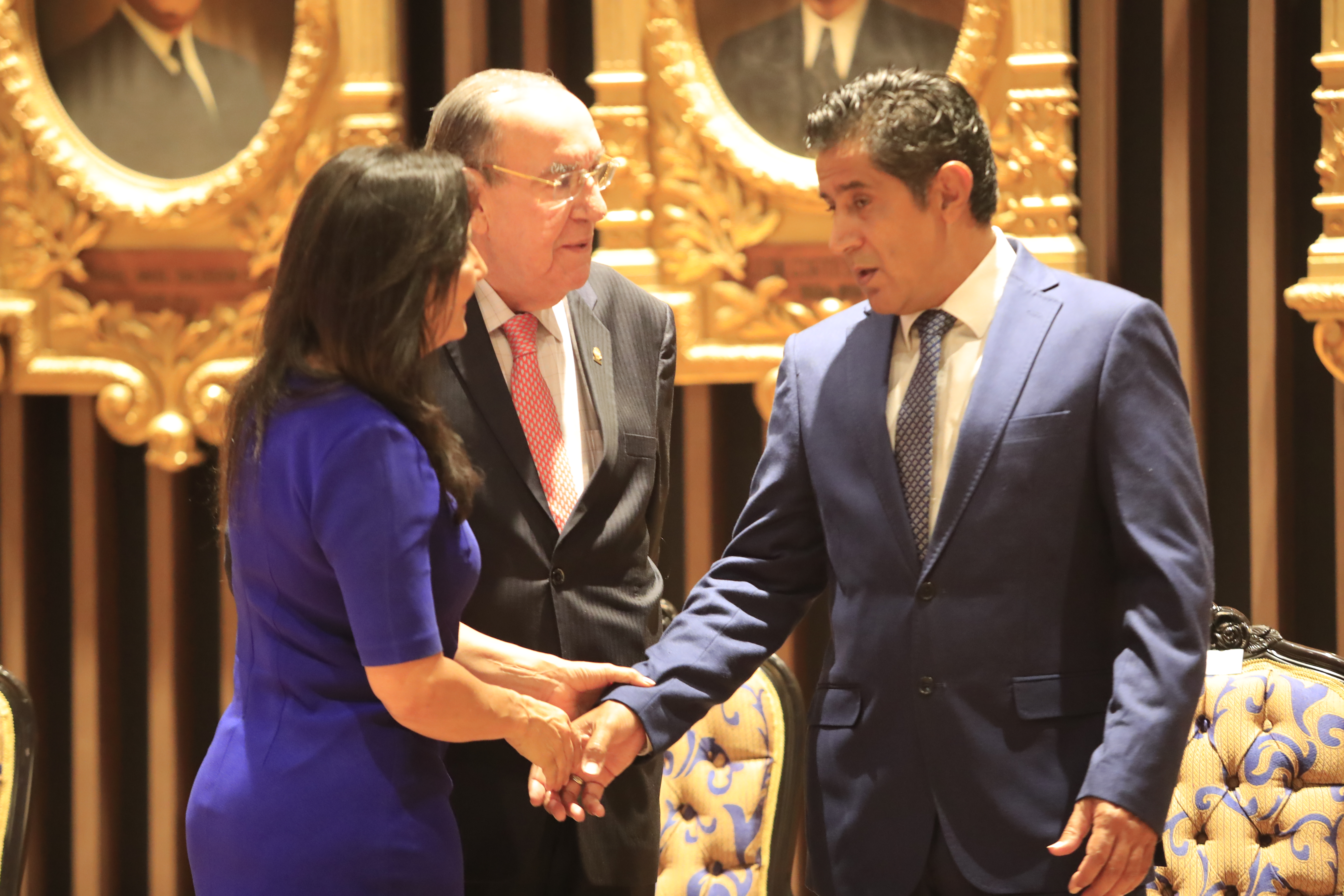 El ministro de Hacienda, Nogui Acosta, entregó el Presupuesto Nacional 2024 al presidente de l Asamblea Legislativa, Rodrigo Arias, y a la presidenta de la Comisión de Hacendarios, Paulina Ramírez.