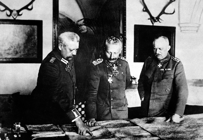 El Kaiser Guillermo II aparece con los generales Paul Hindenburg (izquierda) y Erich Ludendorff en enero de 1917.