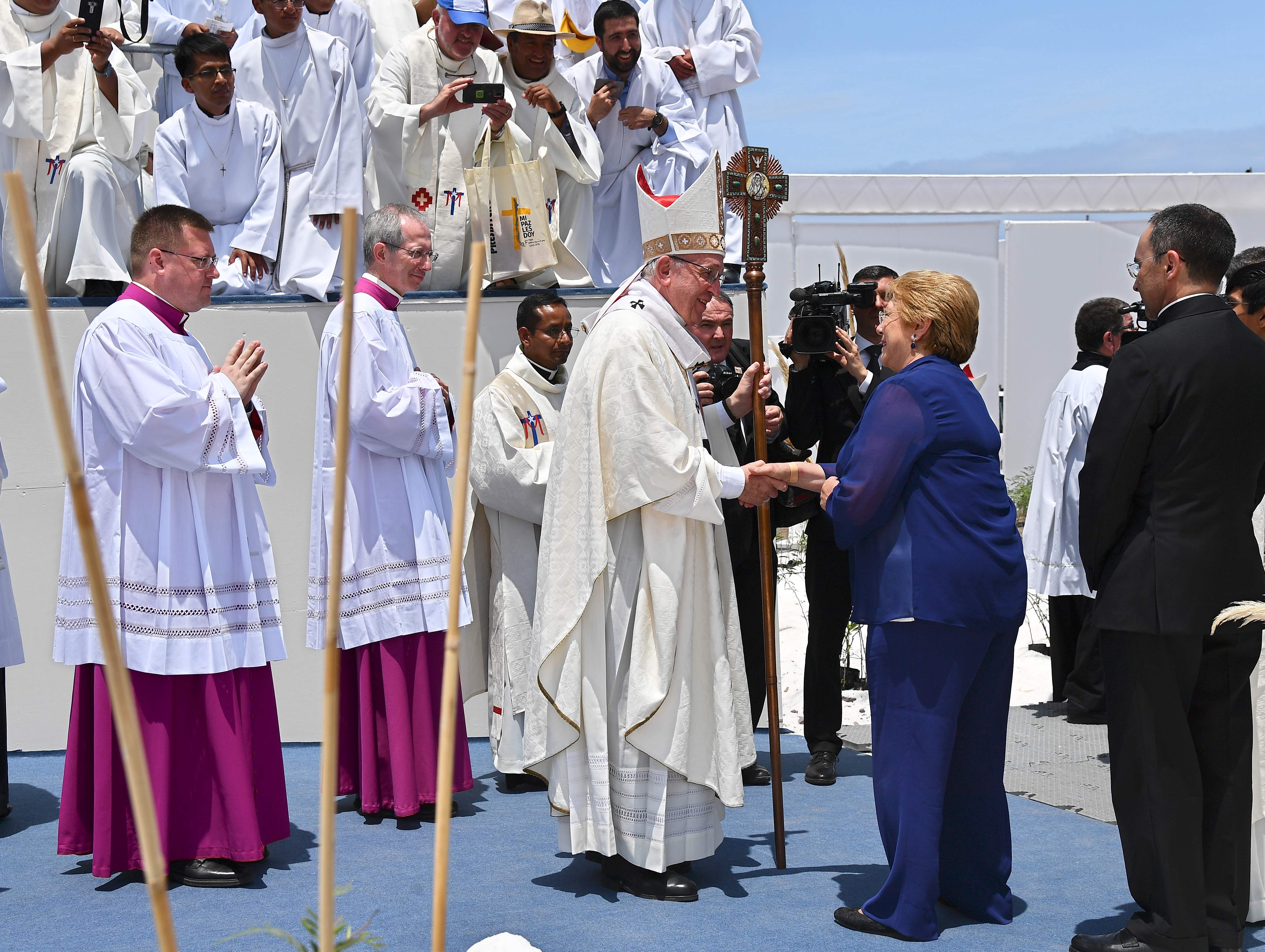 El Papa Francisco recibe el saludo de la presidenta chilena, Michelle Bachelet, después de celebrar una misa al aire libre en la playa Lobitos, cerca de la ciudad norteña de Chile, Iquique, el 18 de enero de 2018.AFP