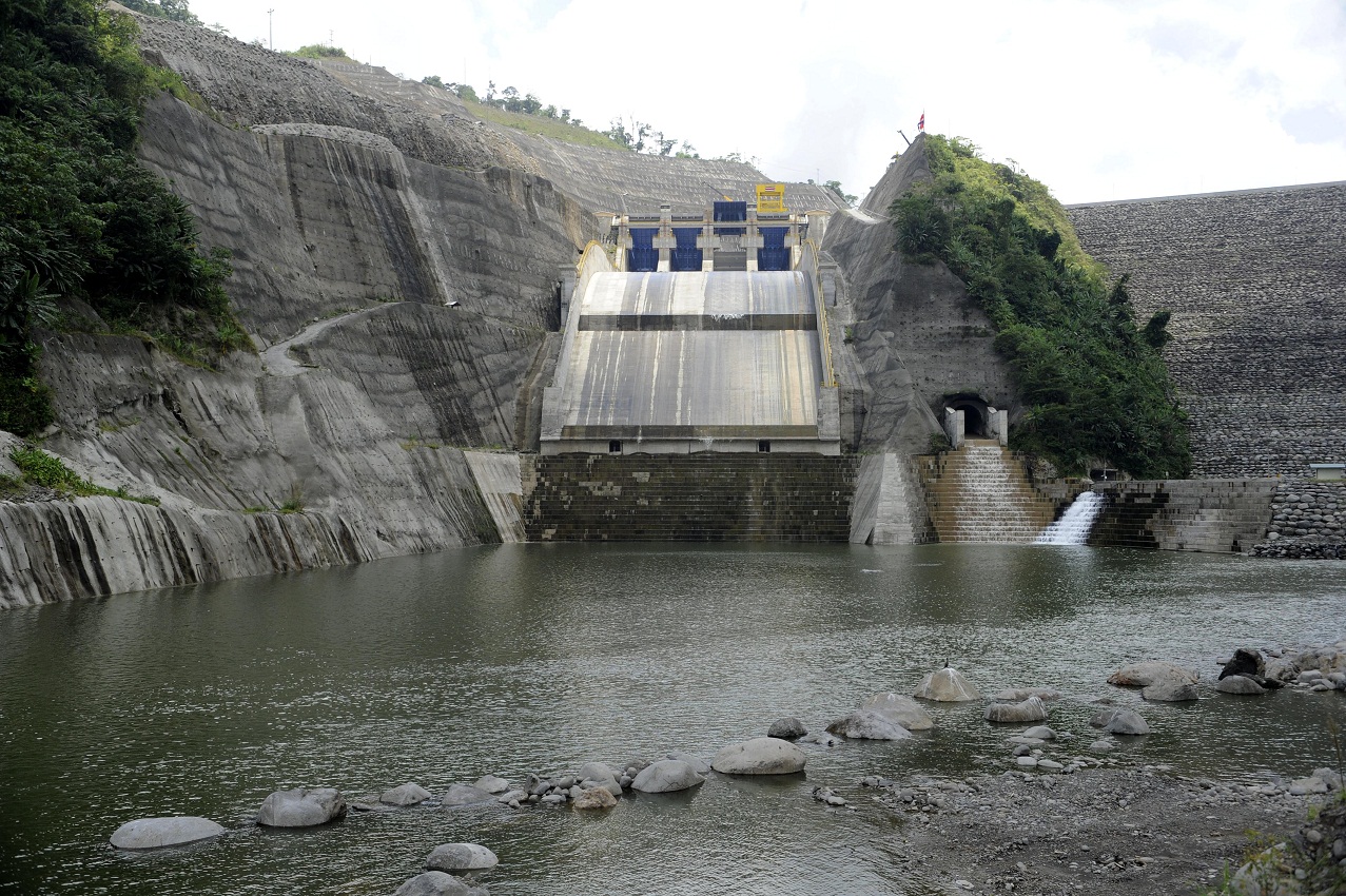 Vista del vertedero de existencias de la planta hidroeléctrica Reventazón (Siquirres, Limón). Los problemas de fugas en el macizo se detectaron a finales del año anterior.