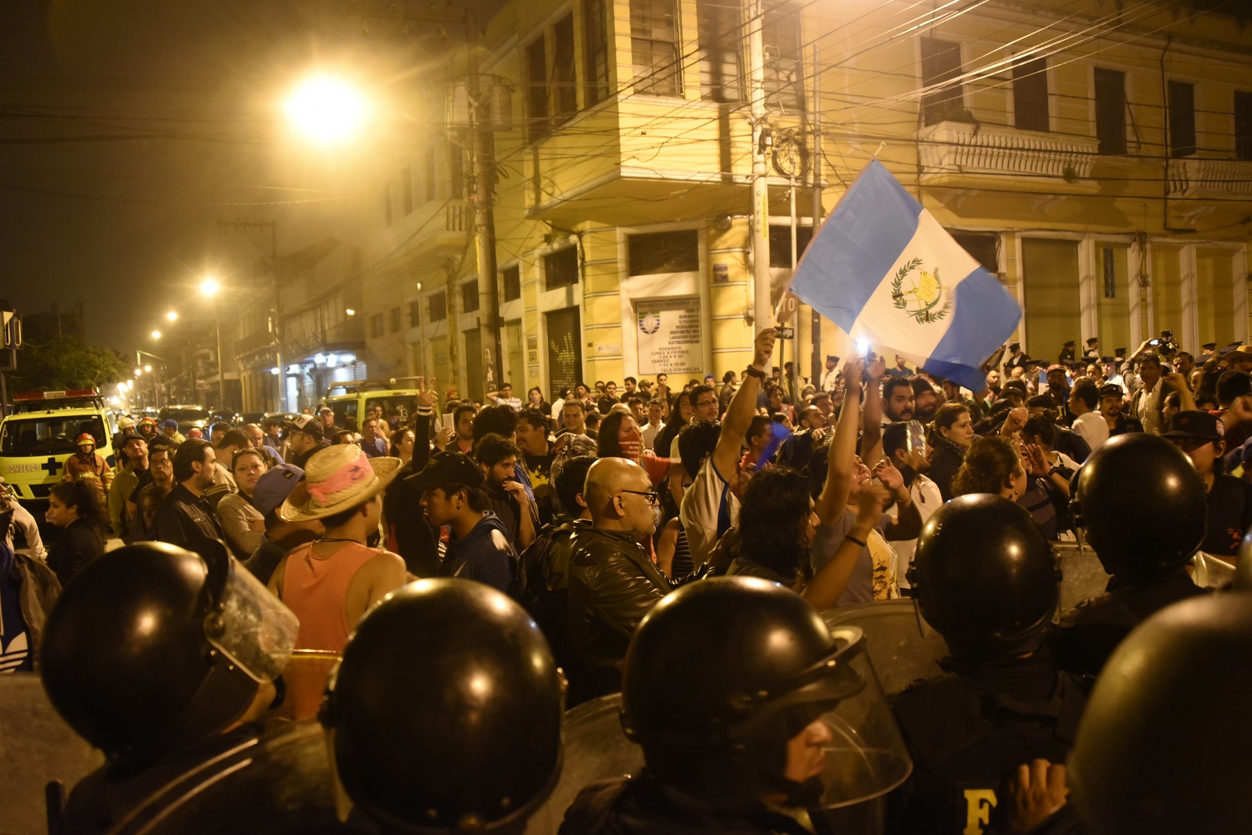 Manifstantes se congregaron el viernes 15 de setiembre del 2017, en las afueras del Congreso, en Ciudad de Guatemala, para exigir la renuncia de los diputados.