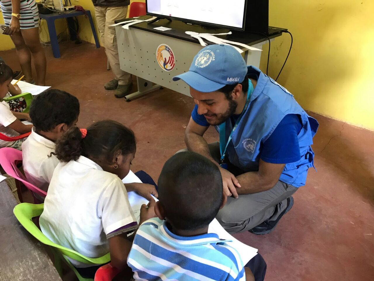Eduardo Valdivia explica a niños de la Escuela Nueva Activa de Pondores en qué consiste el acuerdo entre el Gobierno y las FARC, en el departamento de La Guajira.
