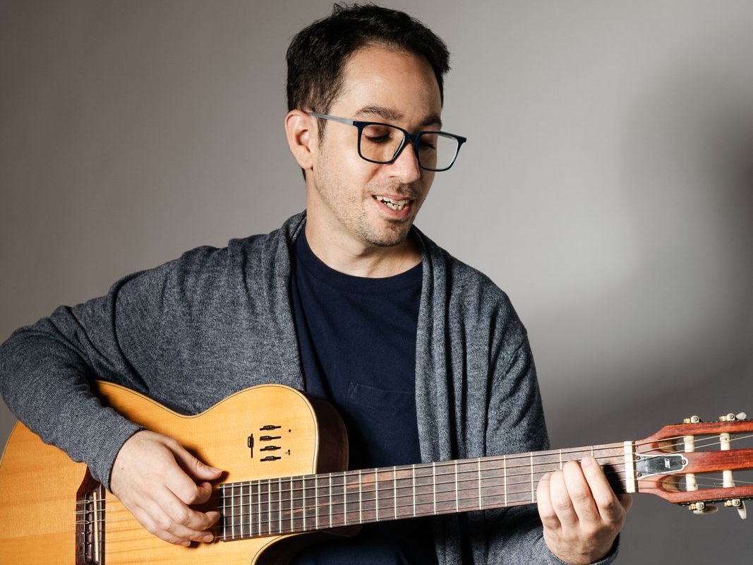 Erick Rovira Argüello, profesor de Música y sobreviviente de cáncer, enfrentó la negación de un seguro de salud debido al estigma.