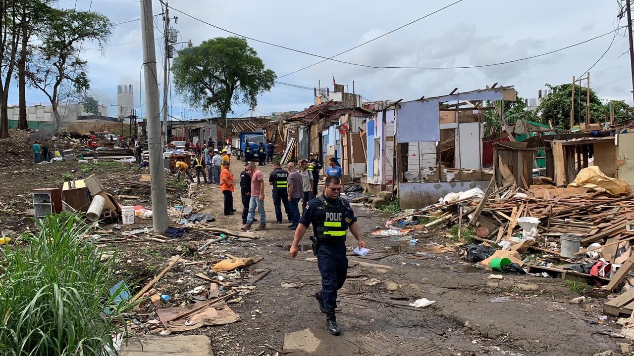 Este martes fueron desalojadas las últimas familias del precario, de manera ordenada y pacífica. Foto: Alonso Tenorio