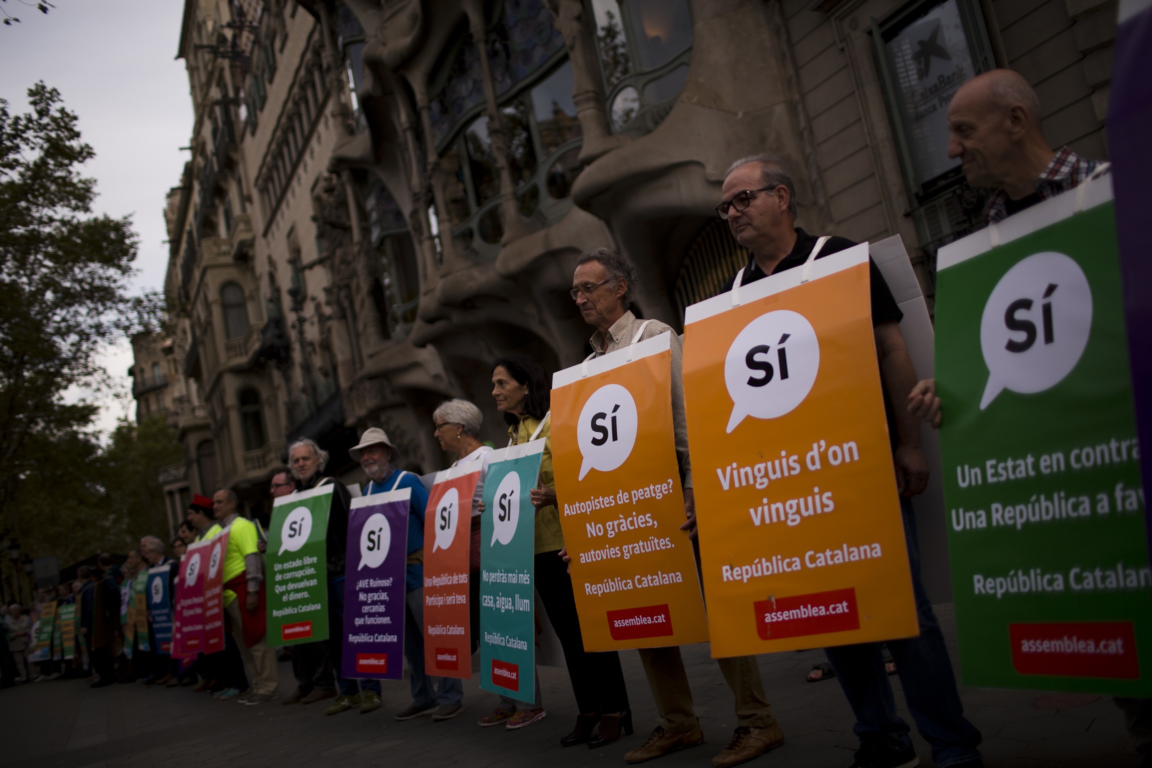 Simpatizantes de la independencia de Cataluña mostraron afiches llamando a votar sí en el referendo, este domingo 17 de setiembre del 2017, en la ciudad de Barcelona.