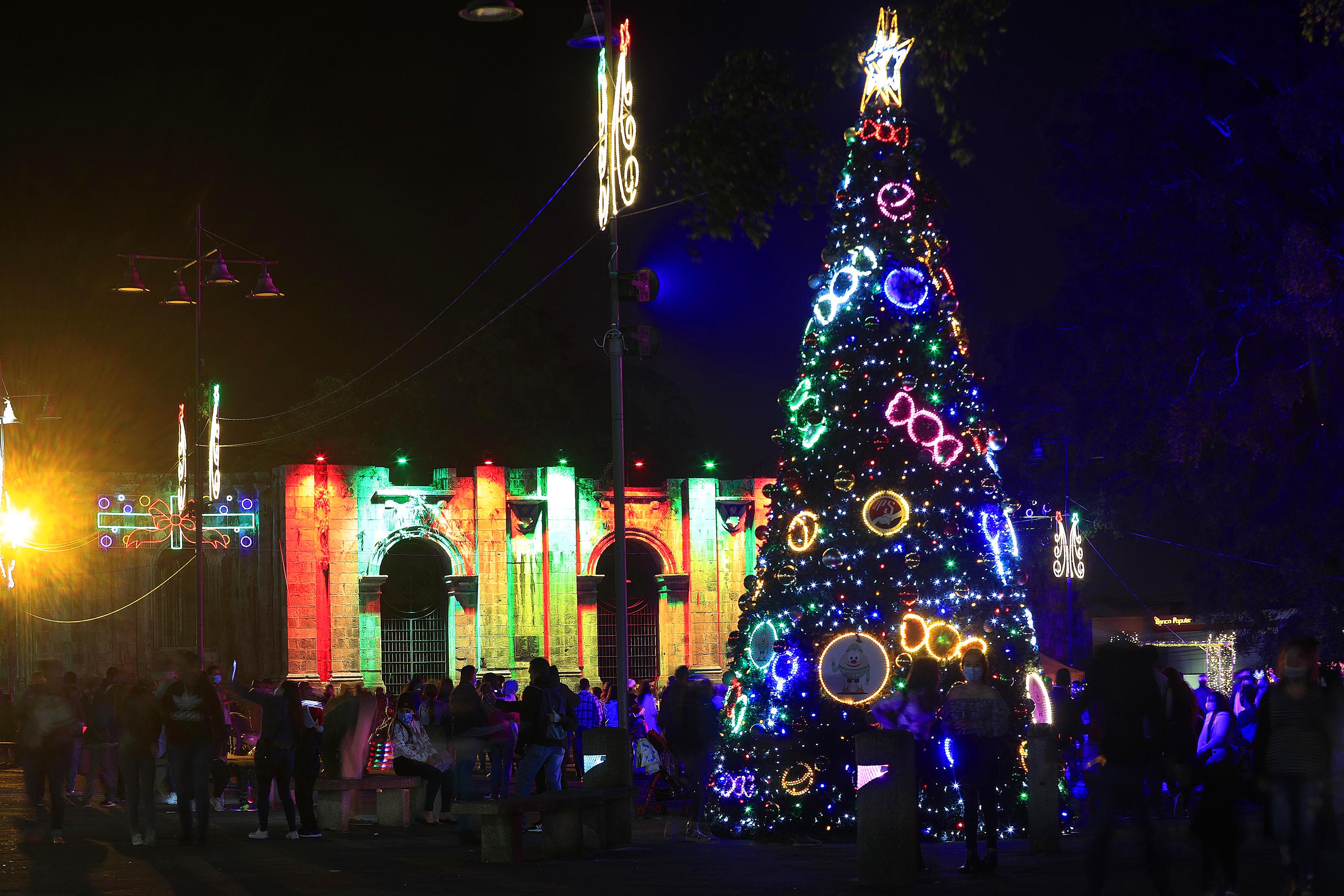 Varias municipalidades realizarán la iluminación de la navidad en sus cantones. En la fotografía imagen ilustratica del Parque de Cartago.